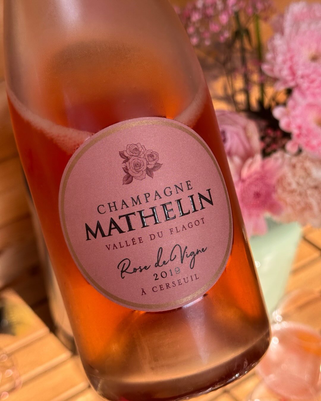 Dieser Rosé macht vermutlich das ganze Jahr über eine gute Figur nicht nur am Muttertag, an dem wir ihn verkostet haben. Himbeertorte im Glas, frischer Himbeerduft, ohne übertri… (9)