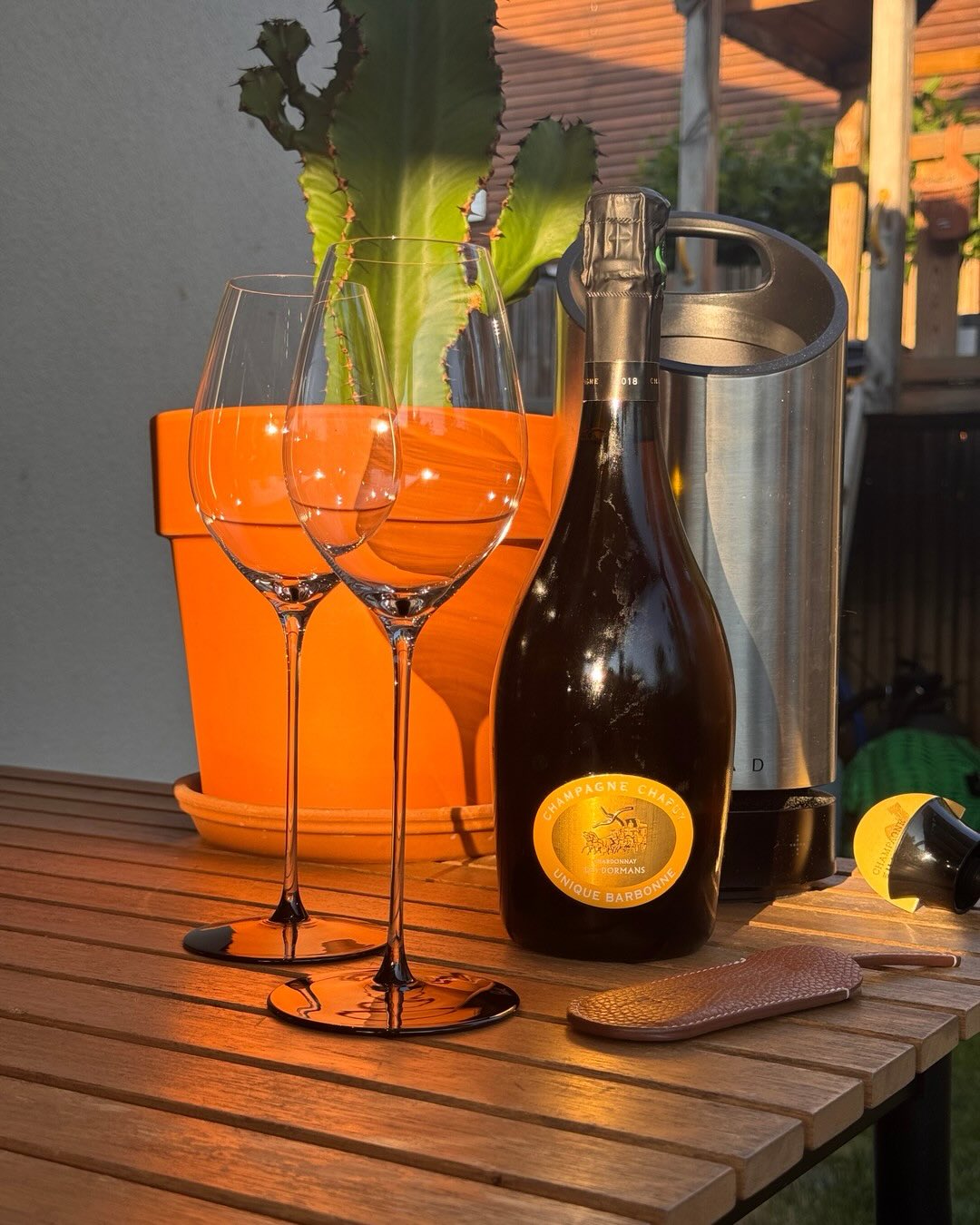 Heute zwei Posts in Reihe: zwei Einzellagen-Cuvées von @champagne_espritchapuy , gleicher Jahrgang, gleiche 72 Monate Hefelagerung, aber komplett verschiedene Rebsorten und Lage… (3)
