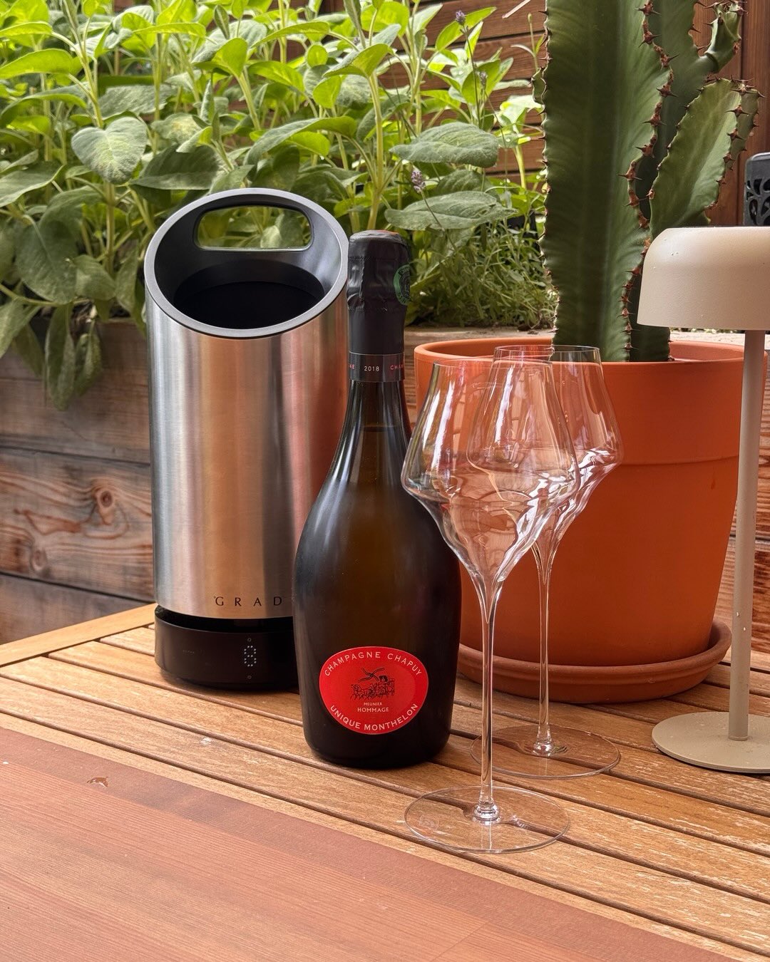 Weiter geht’s mit Teil 2 der Esprit-Chapuy-Reihe: nach dem Chardonnay aus dem Sézannais jetzt der 100% Meunier aus Monthelon dran. Eine echte Rarität, nur 1780 Flaschen. Die Aro… (3)