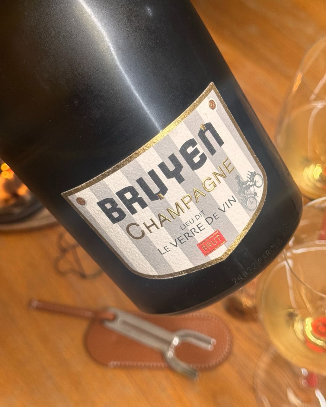 Heute gibt es mal ein etwas anderes Setup. Mein @grad.dk Kühler hat heute frei – und zwar aus einem ganz simplen Grund: Die Flasche ist einfach zu bauchig und passt nicht rein! … (7)