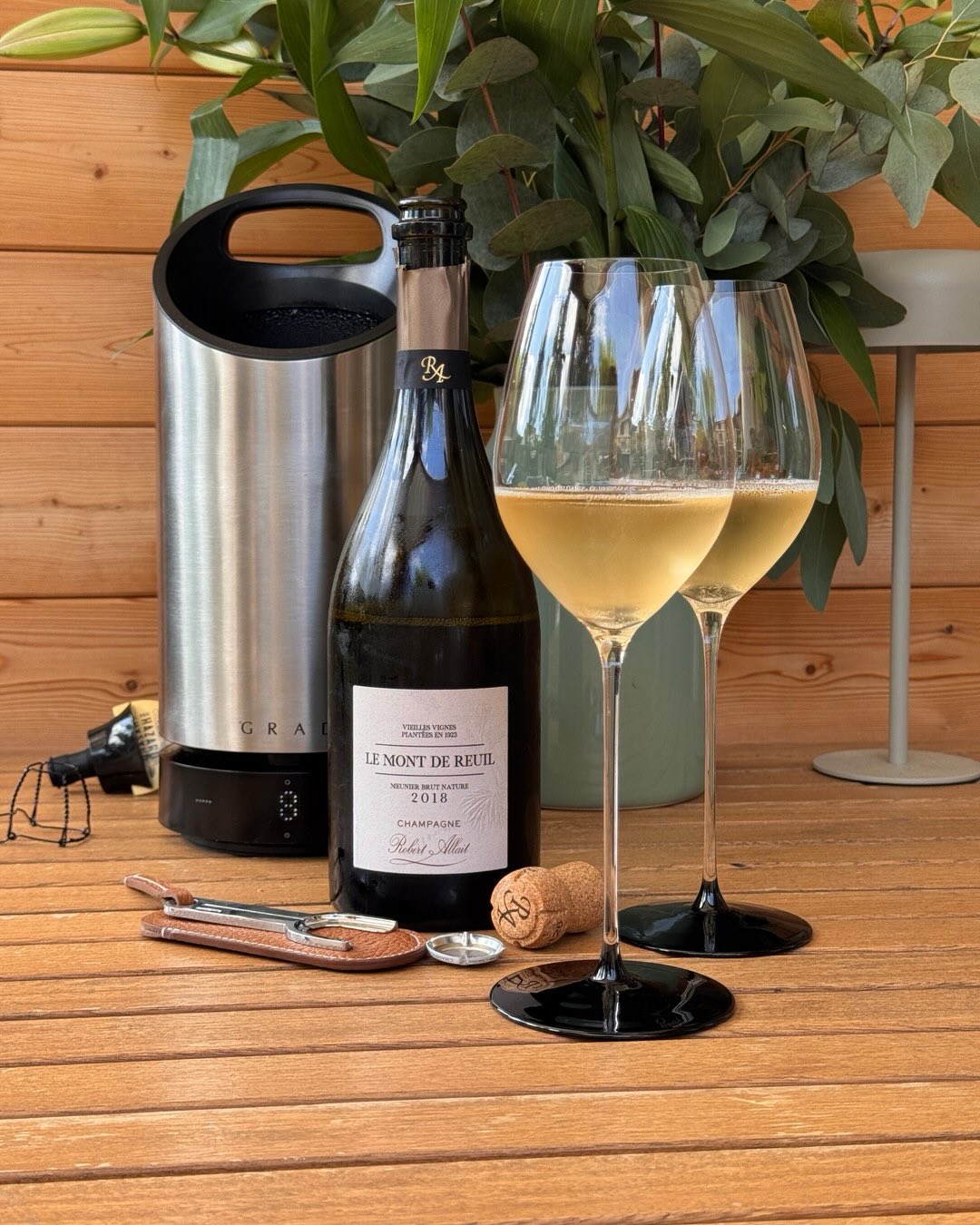 Was bleibt nach 103 Jahren noch von einer Rebe? Beim Le Mont de Reuil 2018 von @champagnerobertallait sind es 100% Meunier aus Rebstöcken von 1923 deren Geschichte man schmecken… (1)