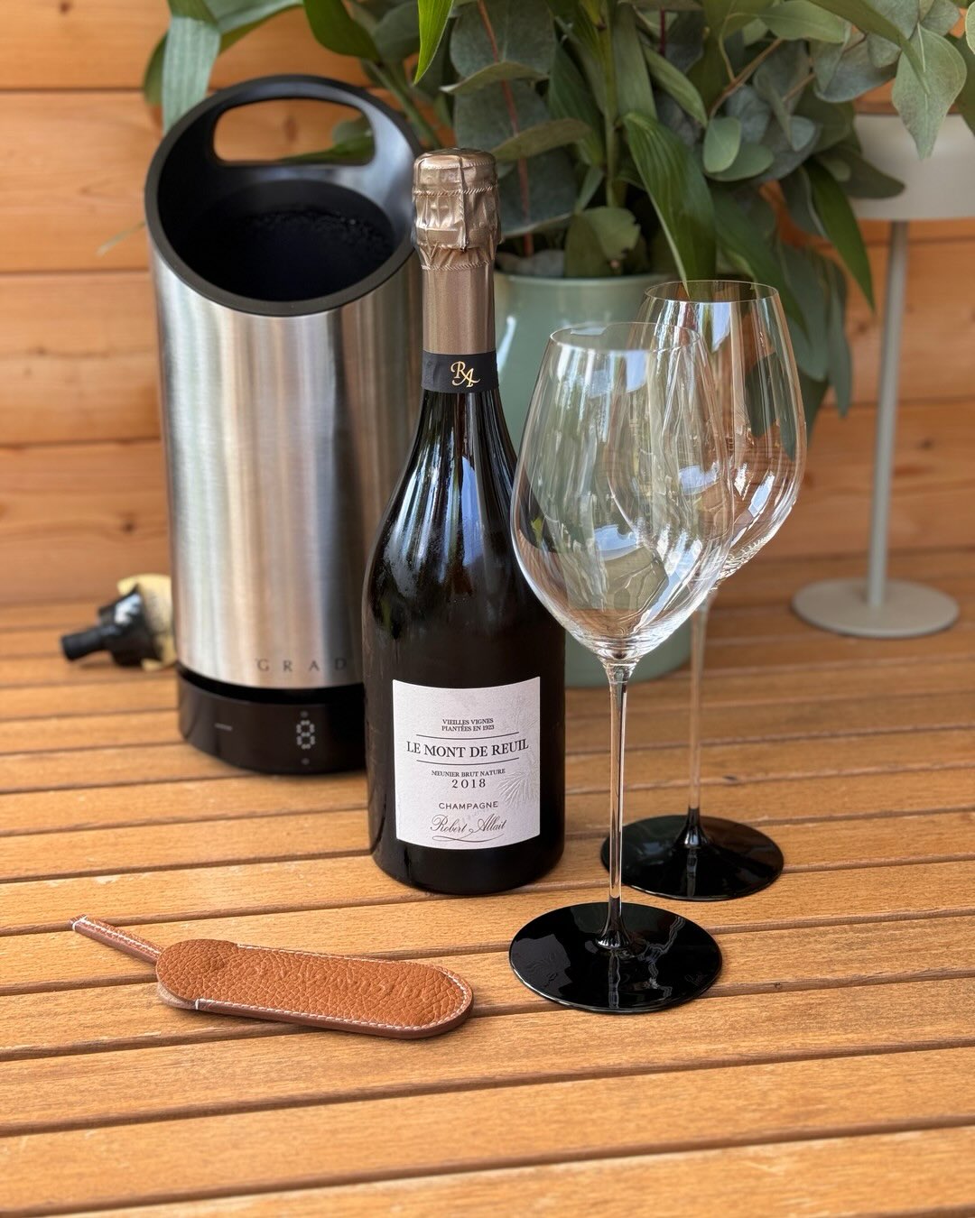 Was bleibt nach 103 Jahren noch von einer Rebe? Beim Le Mont de Reuil 2018 von @champagnerobertallait sind es 100% Meunier aus Rebstöcken von 1923 deren Geschichte man schmecken… (3)
