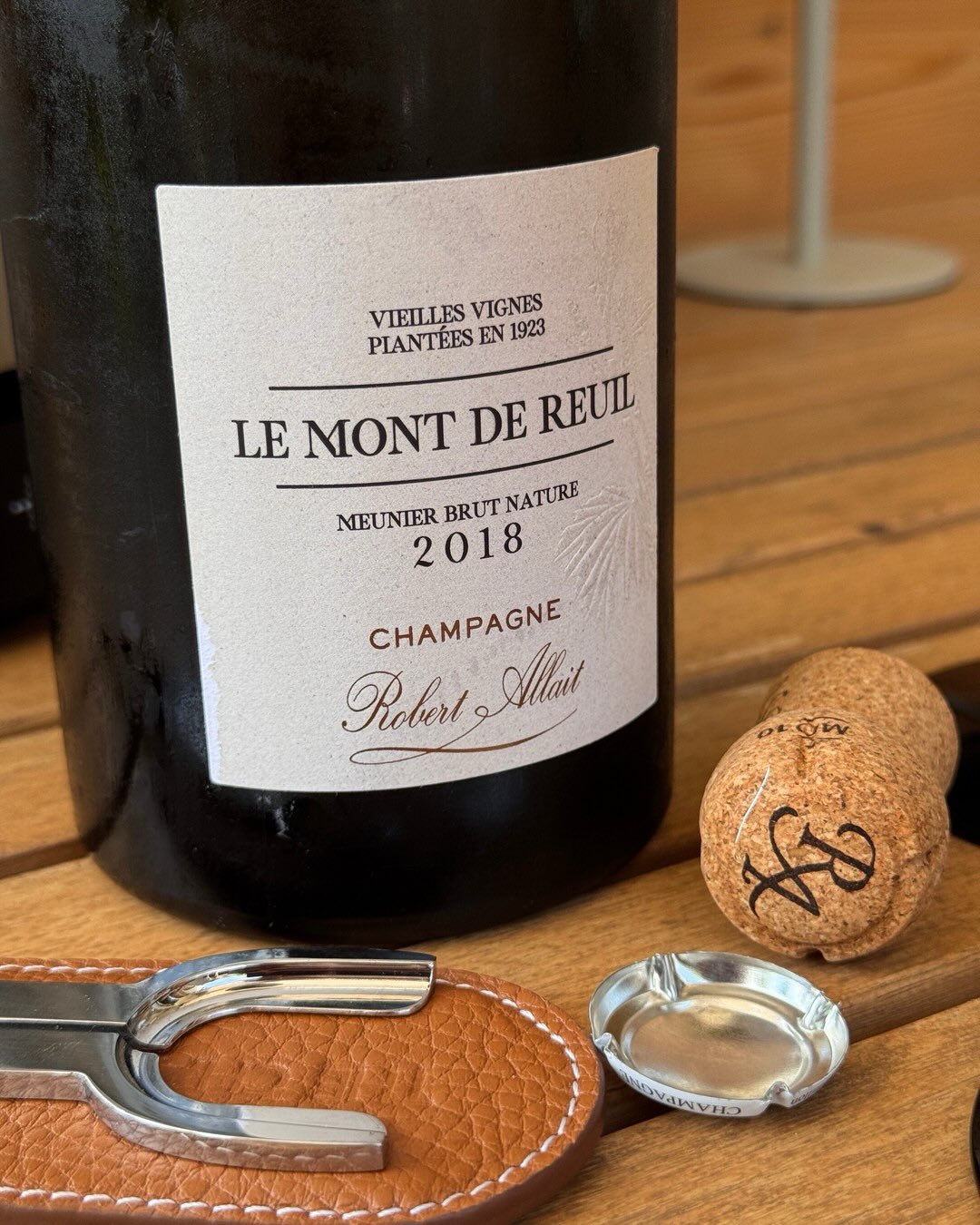 Was bleibt nach 103 Jahren noch von einer Rebe? Beim Le Mont de Reuil 2018 von @champagnerobertallait sind es 100% Meunier aus Rebstöcken von 1923 deren Geschichte man schmecken… (5)