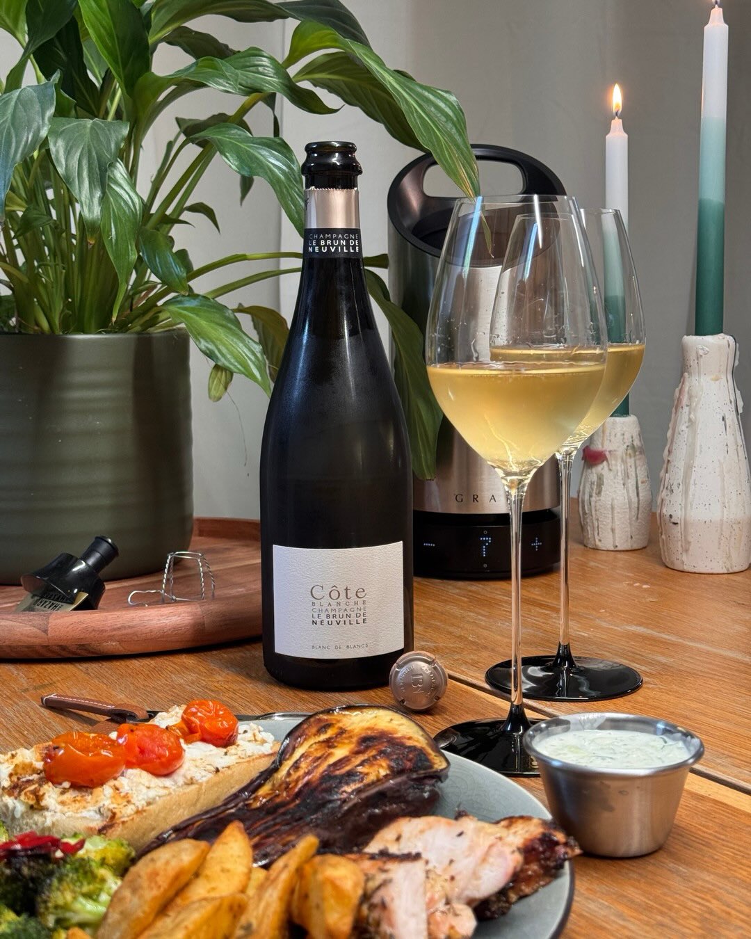 Hier hatte ich den Côte Blanche von @champagnelebrundeneuville nun zum zweiten mal. Diesmal wird es mediterran. Griechisches Pairing mit gegrilltem Ciabatta, Schafskäse, Melanza… (1)