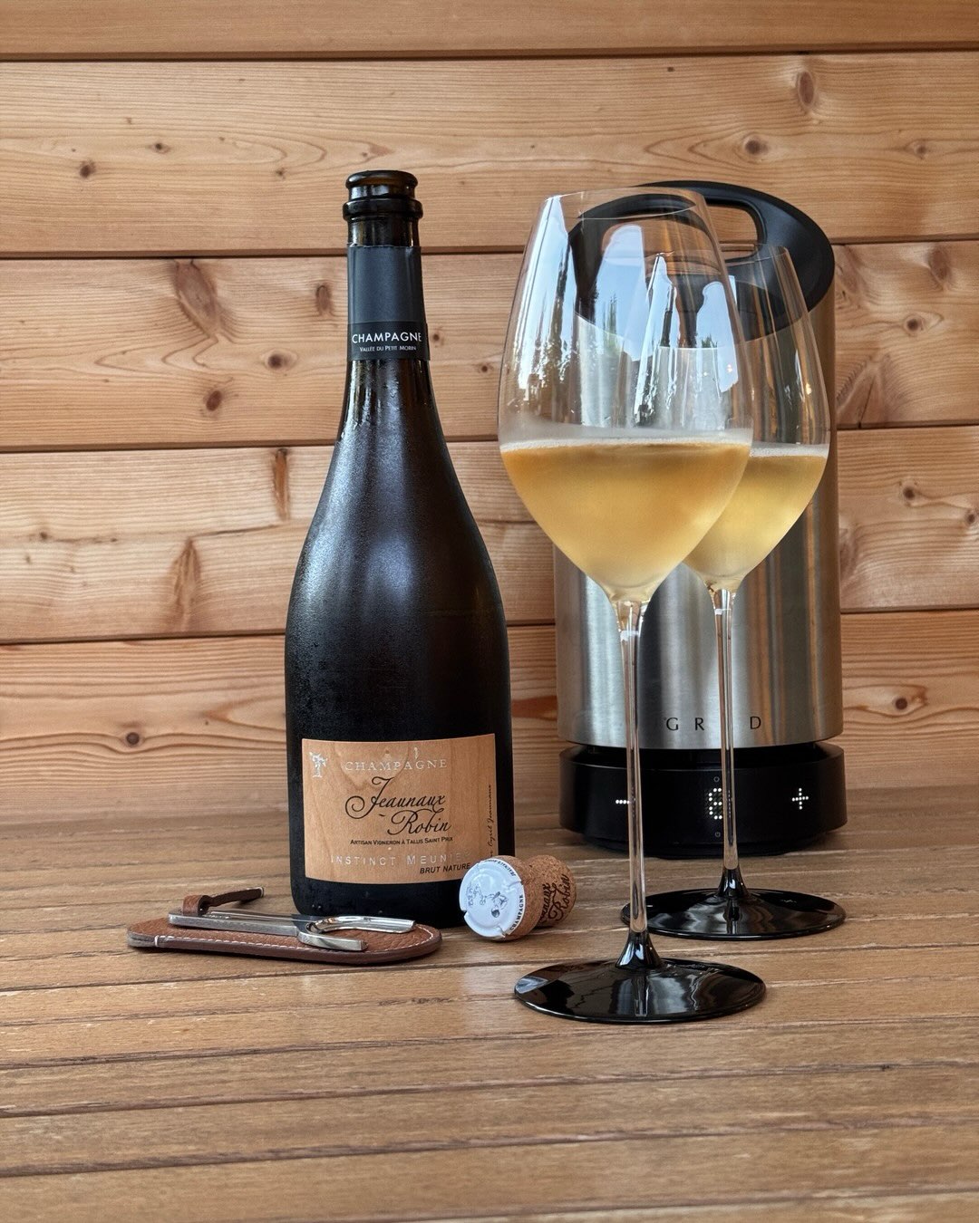 100% Meunier, Brut Nature, Eichenfass, ohne Malo, 61 Jahre alte Reben, 1776 Flaschen. Der Instinct Meunier 2020 von @champagnejeaunauxrobin kommt aus Talus-Saint-Prix, einem kle… (1)