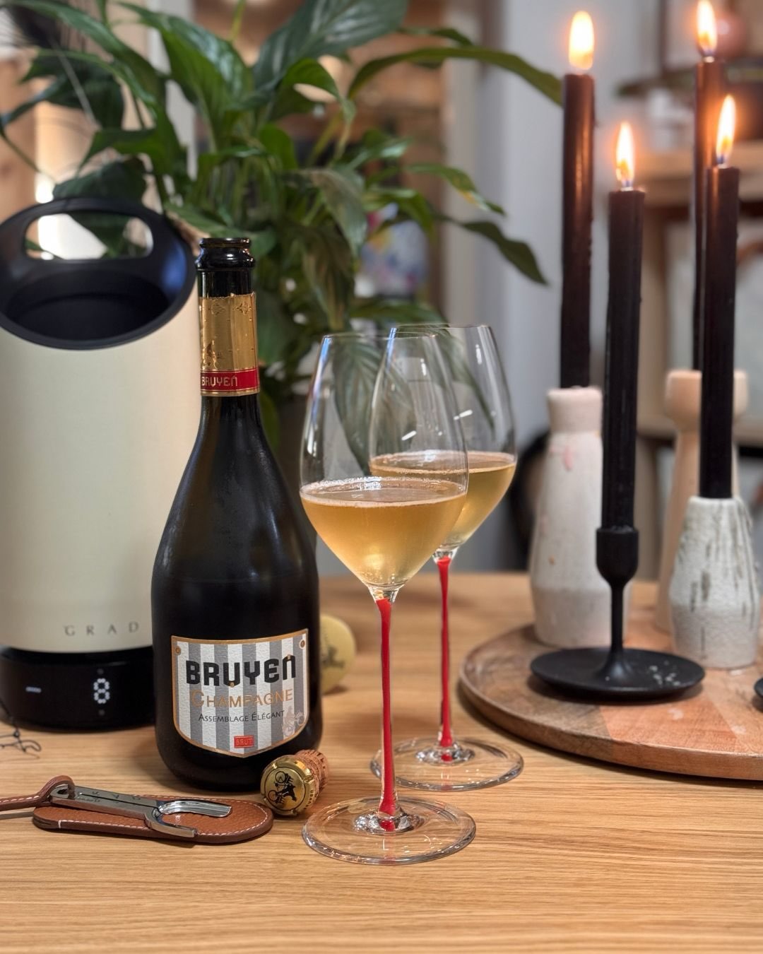 Heute gibt’s die Assemblage Élégant von @champagnebruyen aus Reims. Eine sehr urspüngliche Cuvée aus dem Jahr 2020, die sich auf das Wesentliche konzentriert. Was sofort auffäll… (1)