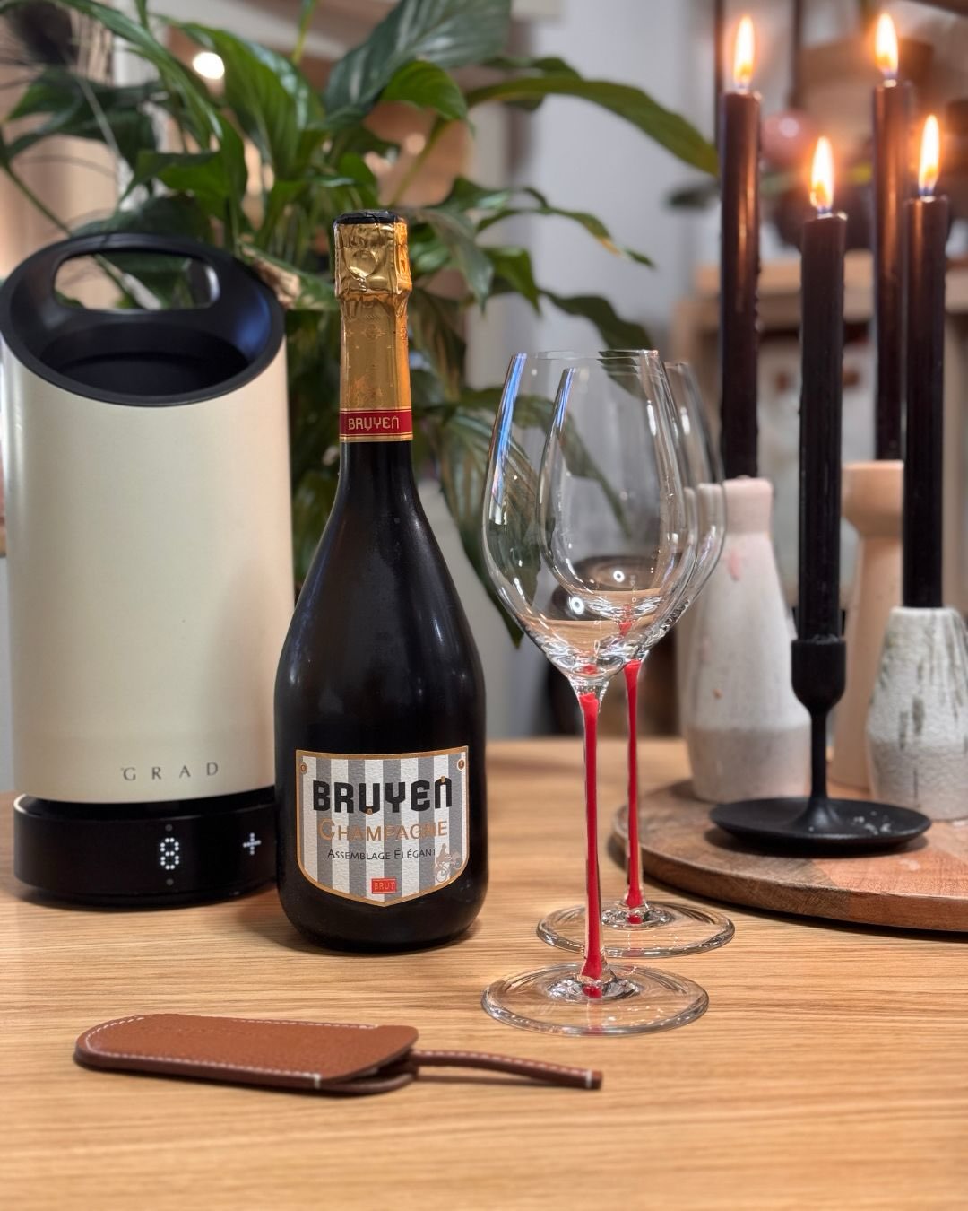 Heute gibt’s die Assemblage Élégant von @champagnebruyen aus Reims. Eine sehr urspüngliche Cuvée aus dem Jahr 2020, die sich auf das Wesentliche konzentriert. Was sofort auffäll… (3)