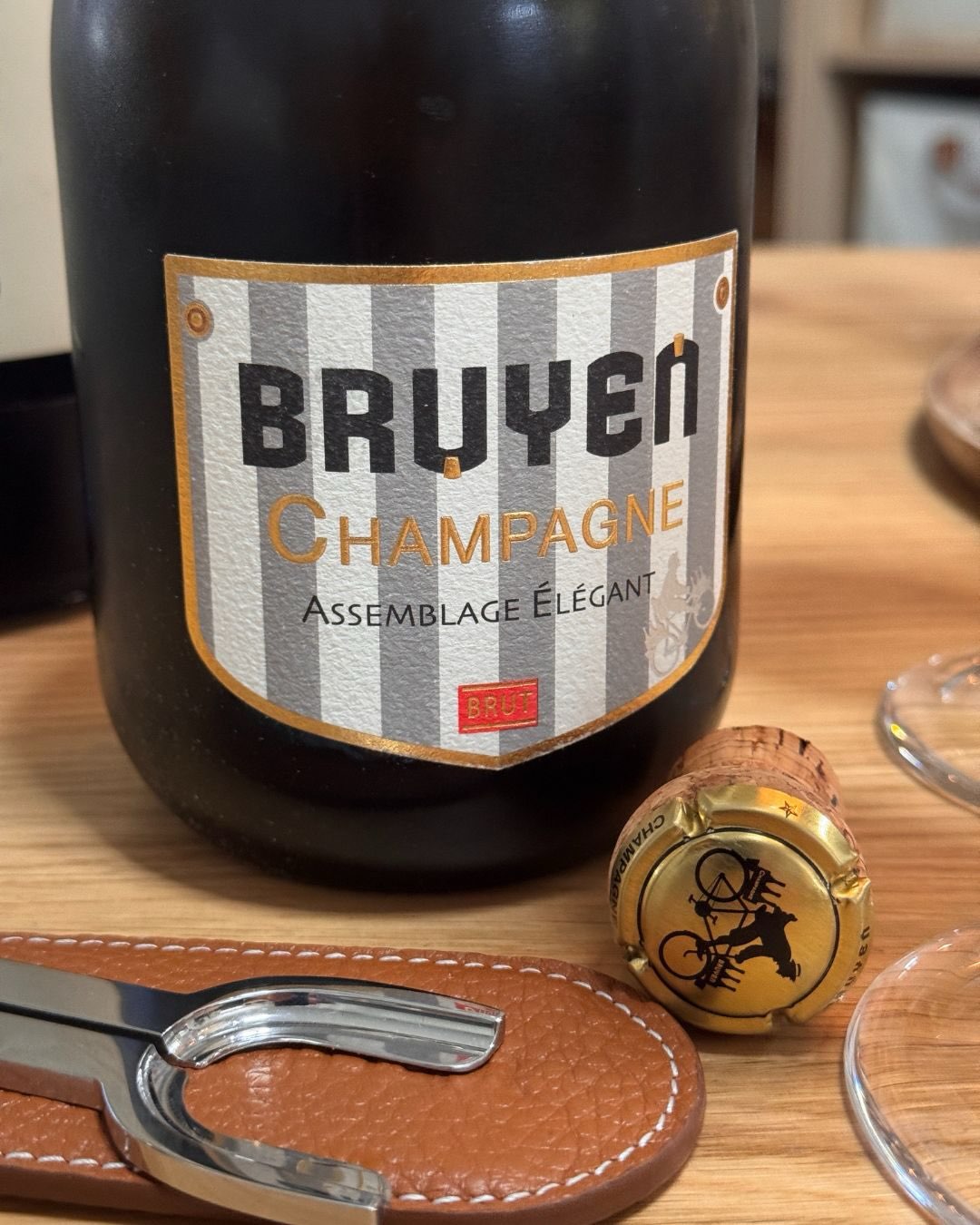 Heute gibt’s die Assemblage Élégant von @champagnebruyen aus Reims. Eine sehr urspüngliche Cuvée aus dem Jahr 2020, die sich auf das Wesentliche konzentriert. Was sofort auffäll… (5)