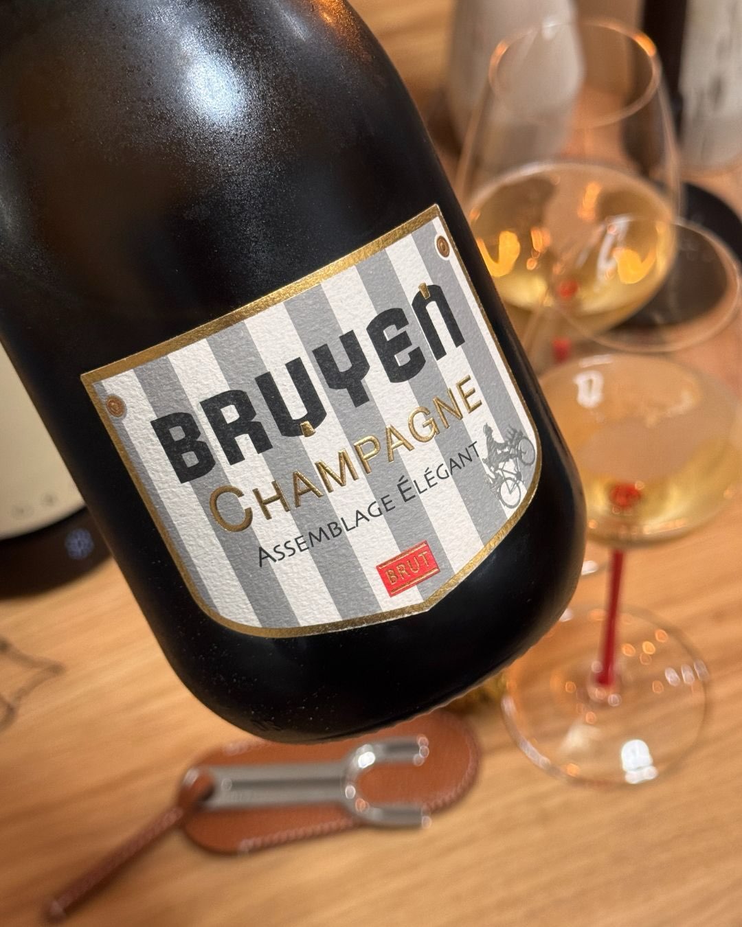 Heute gibt’s die Assemblage Élégant von @champagnebruyen aus Reims. Eine sehr urspüngliche Cuvée aus dem Jahr 2020, die sich auf das Wesentliche konzentriert. Was sofort auffäll… (9)