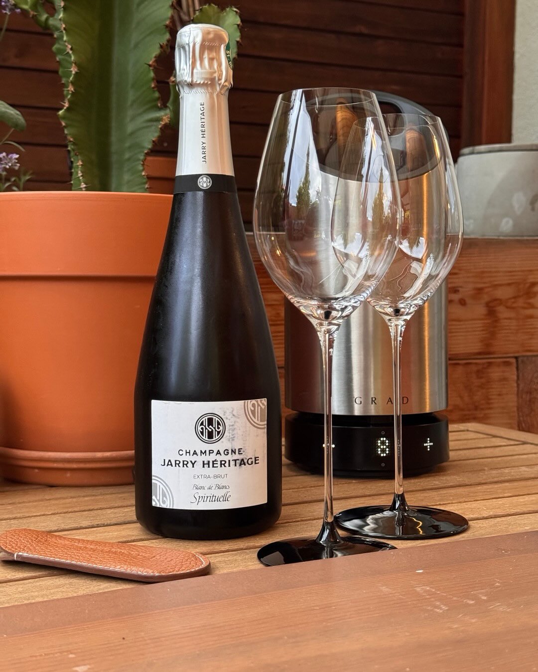Heute gibt’s frisch gepflücktes Obst in der Flasche in Form der „La Spirituelle“ von Champagne @champagne_jarry_heritage aus Bethon, direkt im Herzen der Côte de Sézanne. Bethon… (3)
