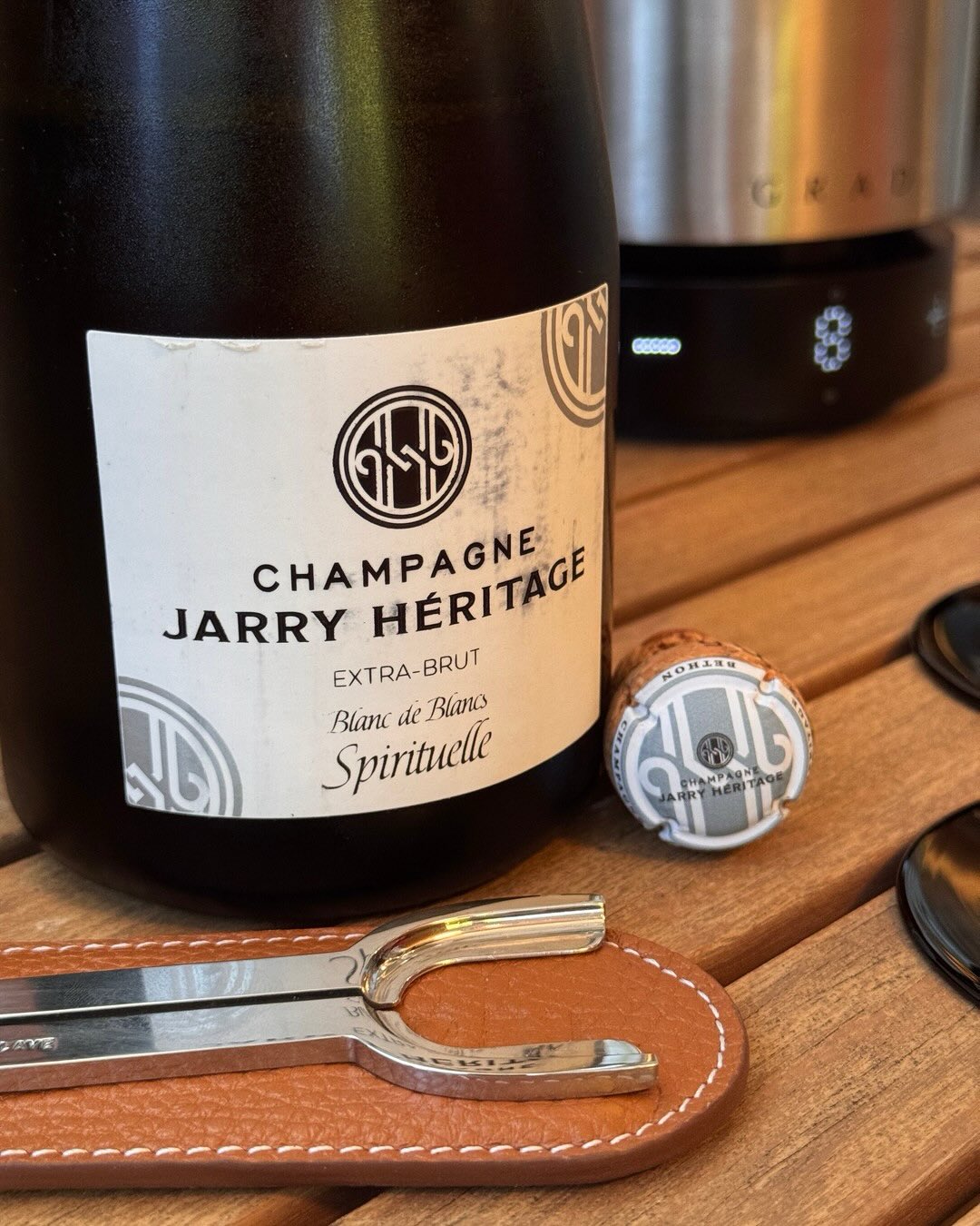 Heute gibt’s frisch gepflücktes Obst in der Flasche in Form der „La Spirituelle“ von Champagne @champagne_jarry_heritage aus Bethon, direkt im Herzen der Côte de Sézanne. Bethon… (5)