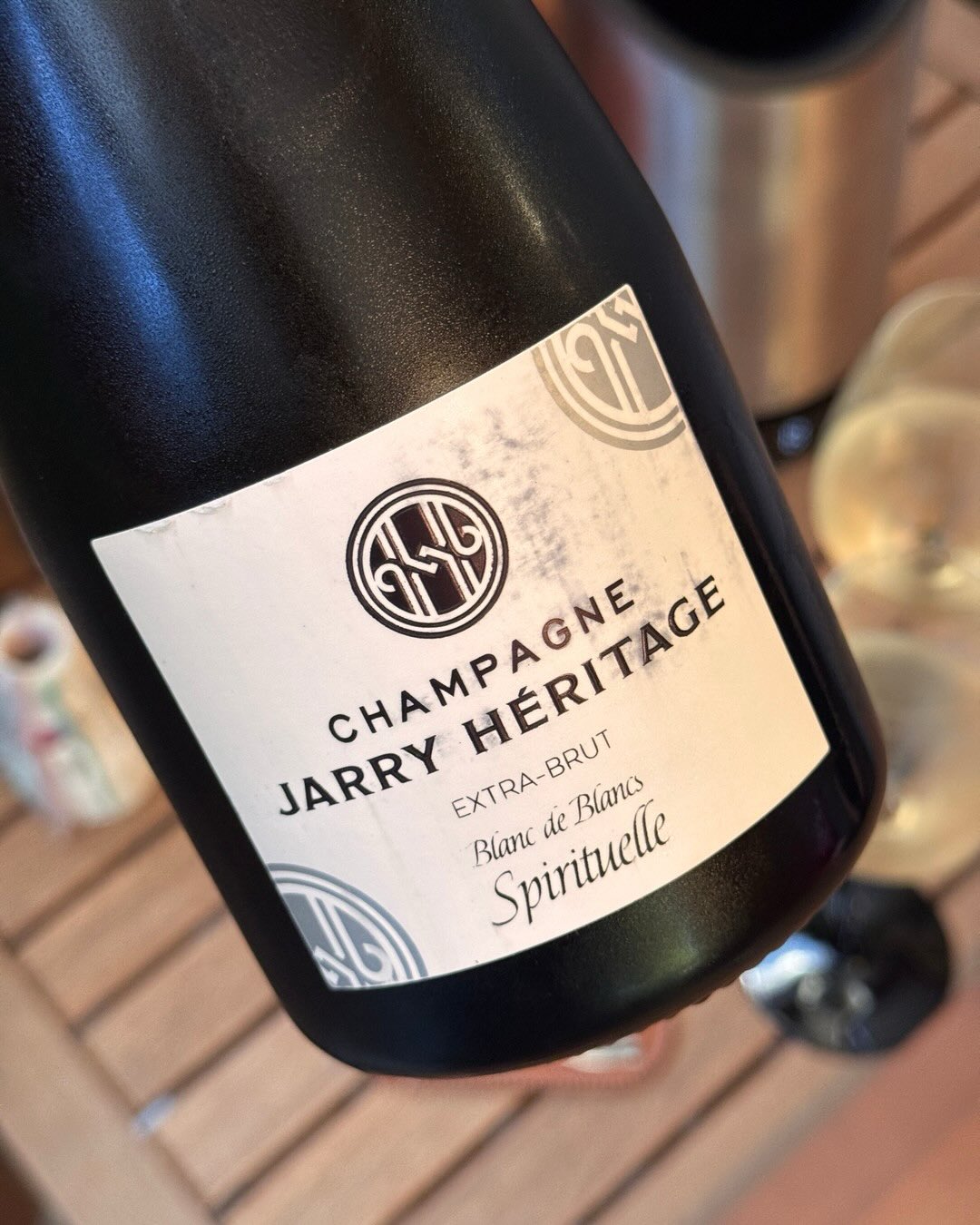 Heute gibt’s frisch gepflücktes Obst in der Flasche in Form der „La Spirituelle“ von Champagne @champagne_jarry_heritage aus Bethon, direkt im Herzen der Côte de Sézanne. Bethon… (9)