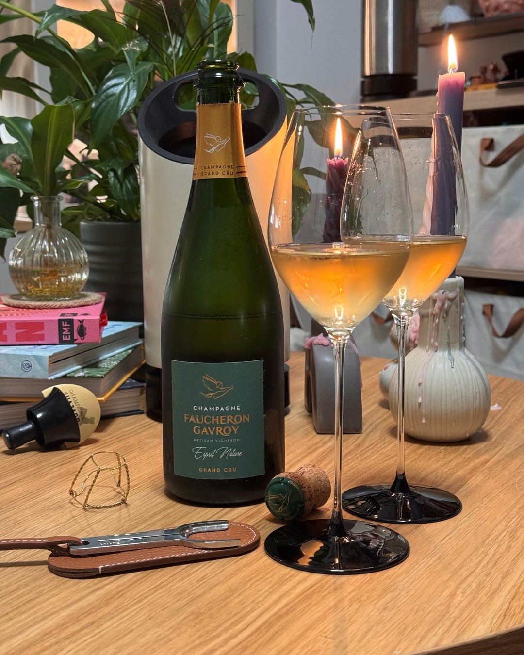 Grapefruit und Granny Smith klingt erstmal nach Obstsalat, trifft aber genau das, was diesen Champagner für mich wirklich interessant macht. Der Esprit Nature von @champagnefauc… (1)