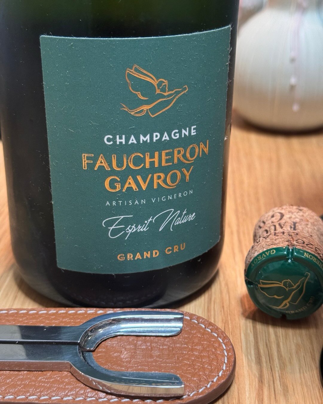 Grapefruit und Granny Smith klingt erstmal nach Obstsalat, trifft aber genau das, was diesen Champagner für mich wirklich interessant macht. Der Esprit Nature von @champagnefauc… (5)