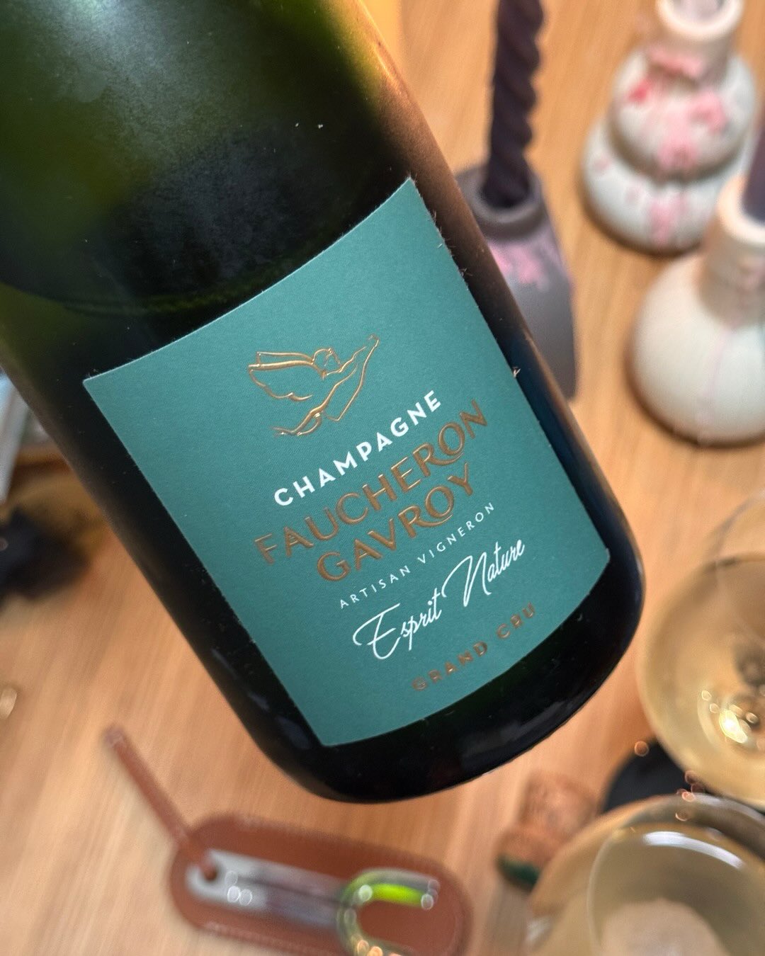 Grapefruit und Granny Smith klingt erstmal nach Obstsalat, trifft aber genau das, was diesen Champagner für mich wirklich interessant macht. Der Esprit Nature von @champagnefauc… (9)