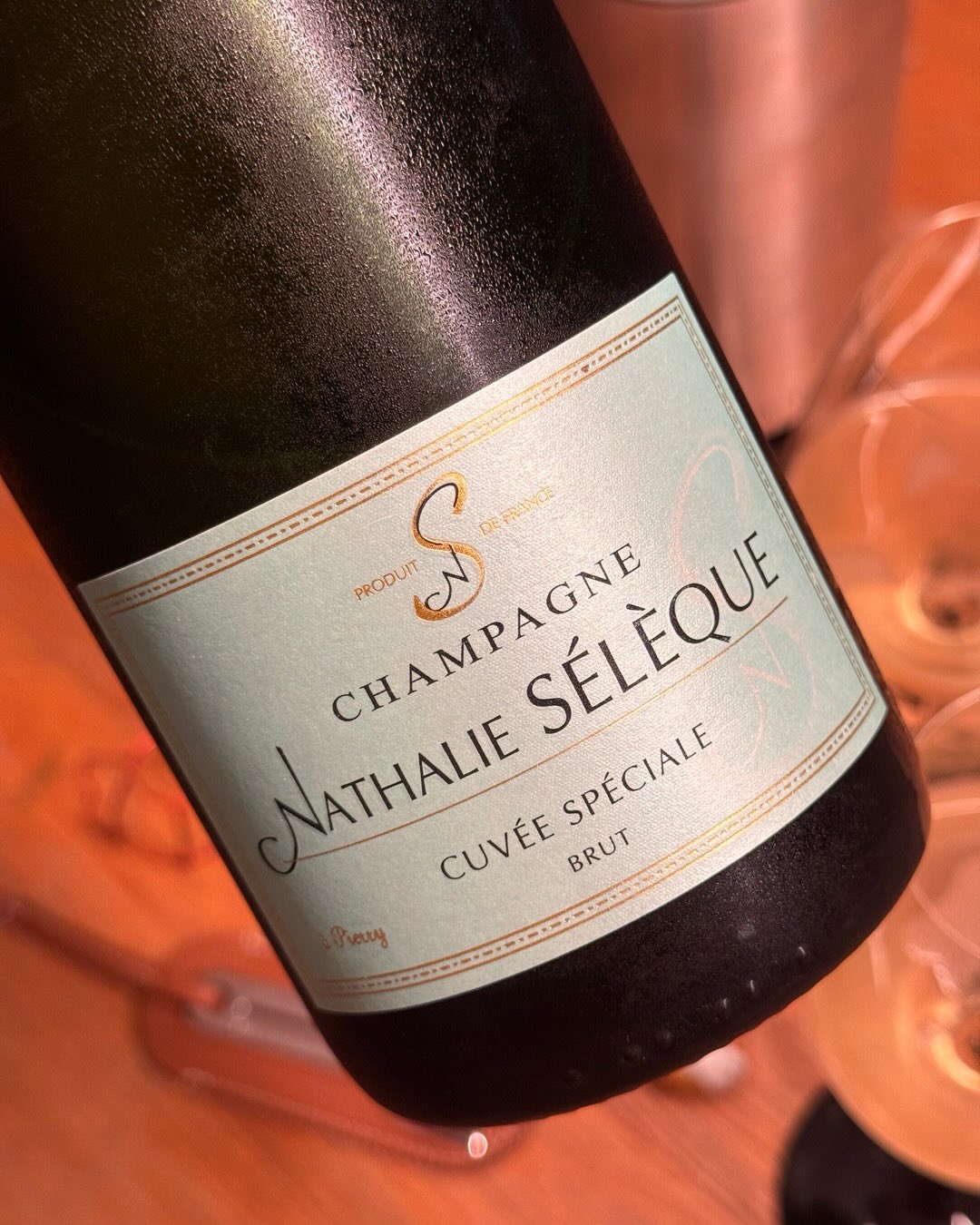 9 g/l Dosage liegt über dem, was ich normalerweise bevorzuge. Und trotzdem hat mich diese Cuvée als Aperitif wirklich überzeug. Die Cuvée Spéciale von @champagnejeanseleque ist … (10)