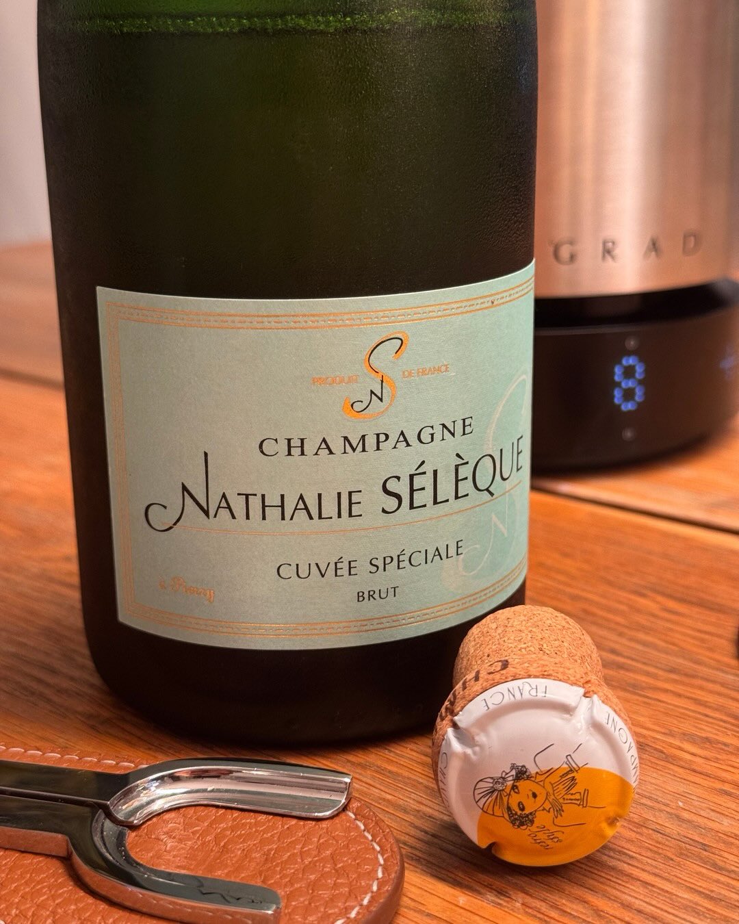 9 g/l Dosage liegt über dem, was ich normalerweise bevorzuge. Und trotzdem hat mich diese Cuvée als Aperitif wirklich überzeug. Die Cuvée Spéciale von @champagnejeanseleque ist … (5)