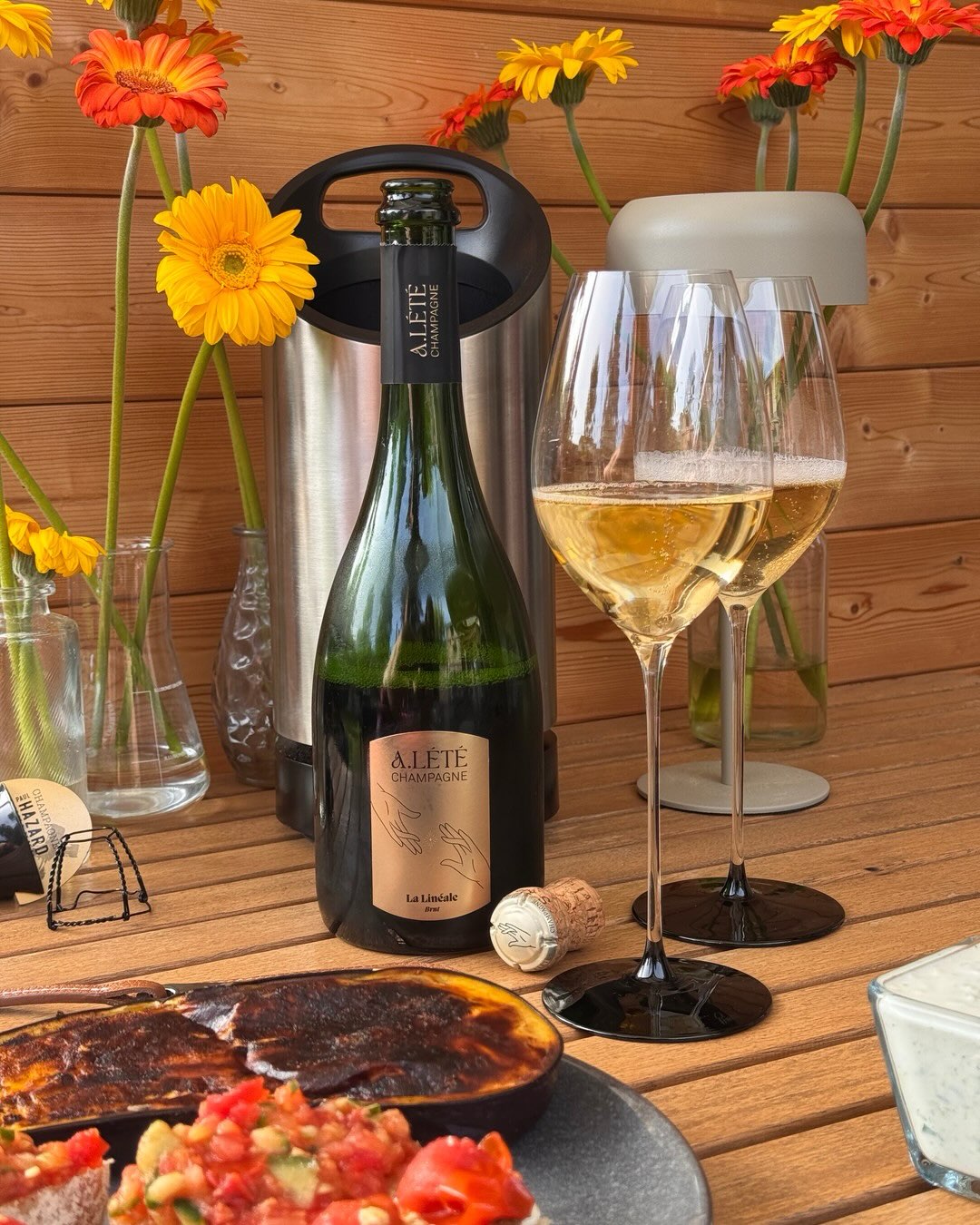 Griechisches Sommermenü mit dem die La Linéale von @champagnealete gestern Abend viel zu stemmen hatte. Das Pairing war eigentlich zu schön um wahr zu sein. Gegrillte Aubergine,… (1)