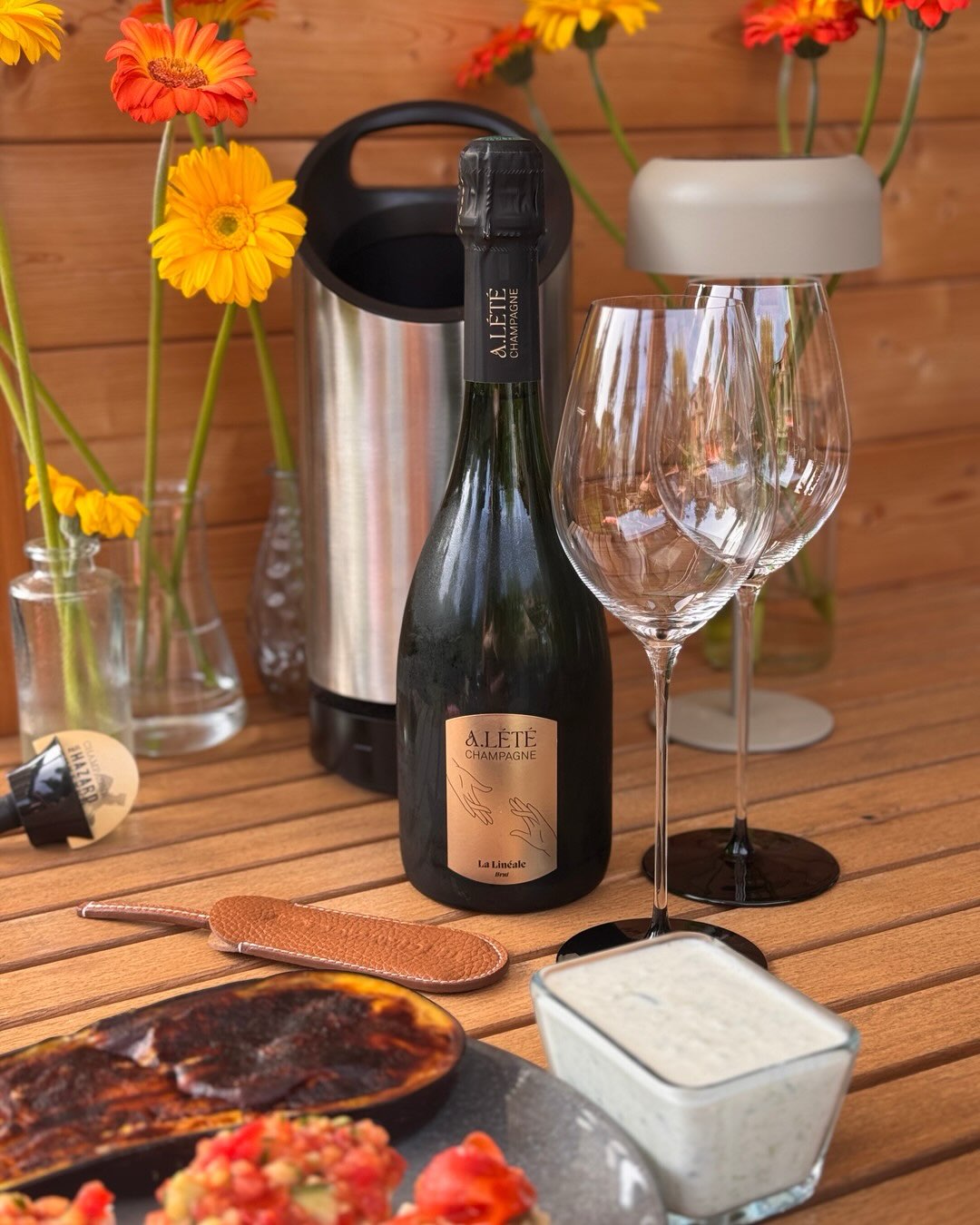 Griechisches Sommermenü mit dem die La Linéale von @champagnealete gestern Abend viel zu stemmen hatte. Das Pairing war eigentlich zu schön um wahr zu sein. Gegrillte Aubergine,… (3)