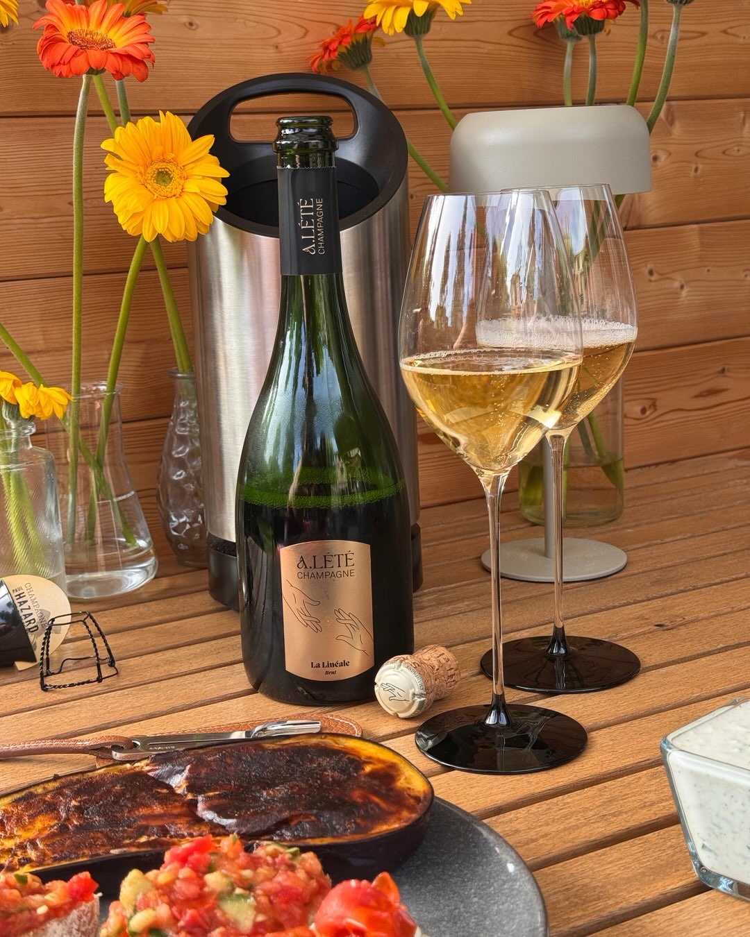 Griechisches Sommermenü mit dem die La Linéale von @champagnealete gestern Abend viel zu stemmen hatte. Das Pairing war eigentlich zu schön um wahr zu sein. Gegrillte Aubergine,… (6)