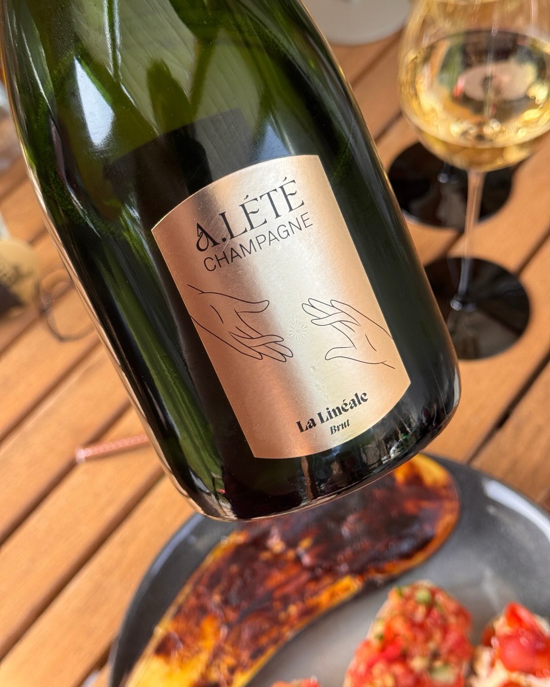 Griechisches Sommermenü mit dem die La Linéale von @champagnealete gestern Abend viel zu stemmen hatte. Das Pairing war eigentlich zu schön um wahr zu sein. Gegrillte Aubergine,… (9)