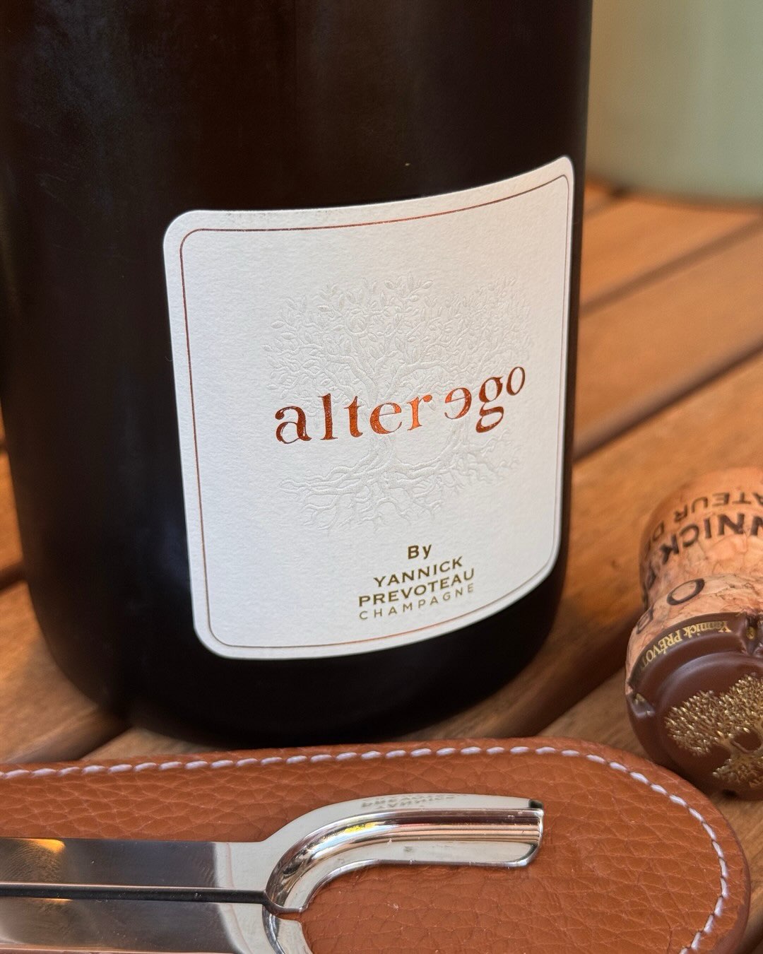 Der Alter Ego 2019 von @yannick_prevoteau_champagne ist eine Hommage an seinen verstorbenen Bruder Éric. Keine Marketinggeschichte, sondern der eigentliche Grund für diese Cuvée… (5)
