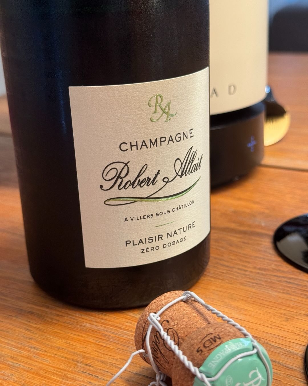 100% Pinot Meunier, Brut Nature, MLF blockiert. Der Plaisir Nature von @champagnerobertallait geht die kompromissloseste Route, die man mit dieser Rebsorte gehen kann. Es ist ni… (5)