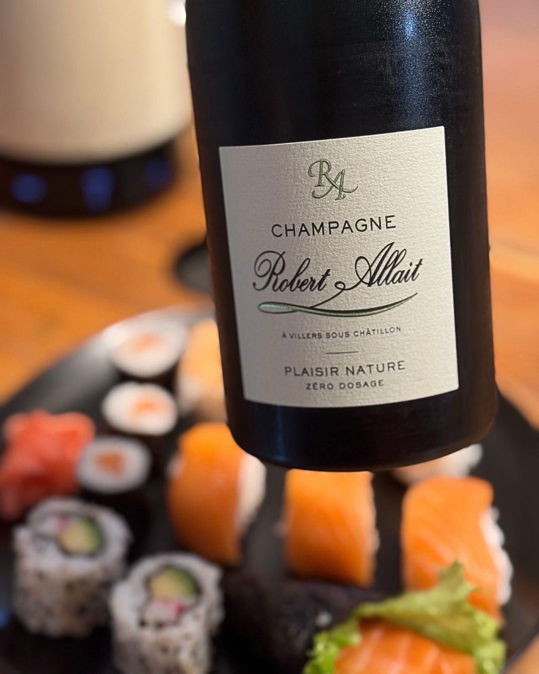 100% Pinot Meunier, Brut Nature, MLF blockiert. Der Plaisir Nature von @champagnerobertallait geht die kompromissloseste Route, die man mit dieser Rebsorte gehen kann. Es ist ni… (6)