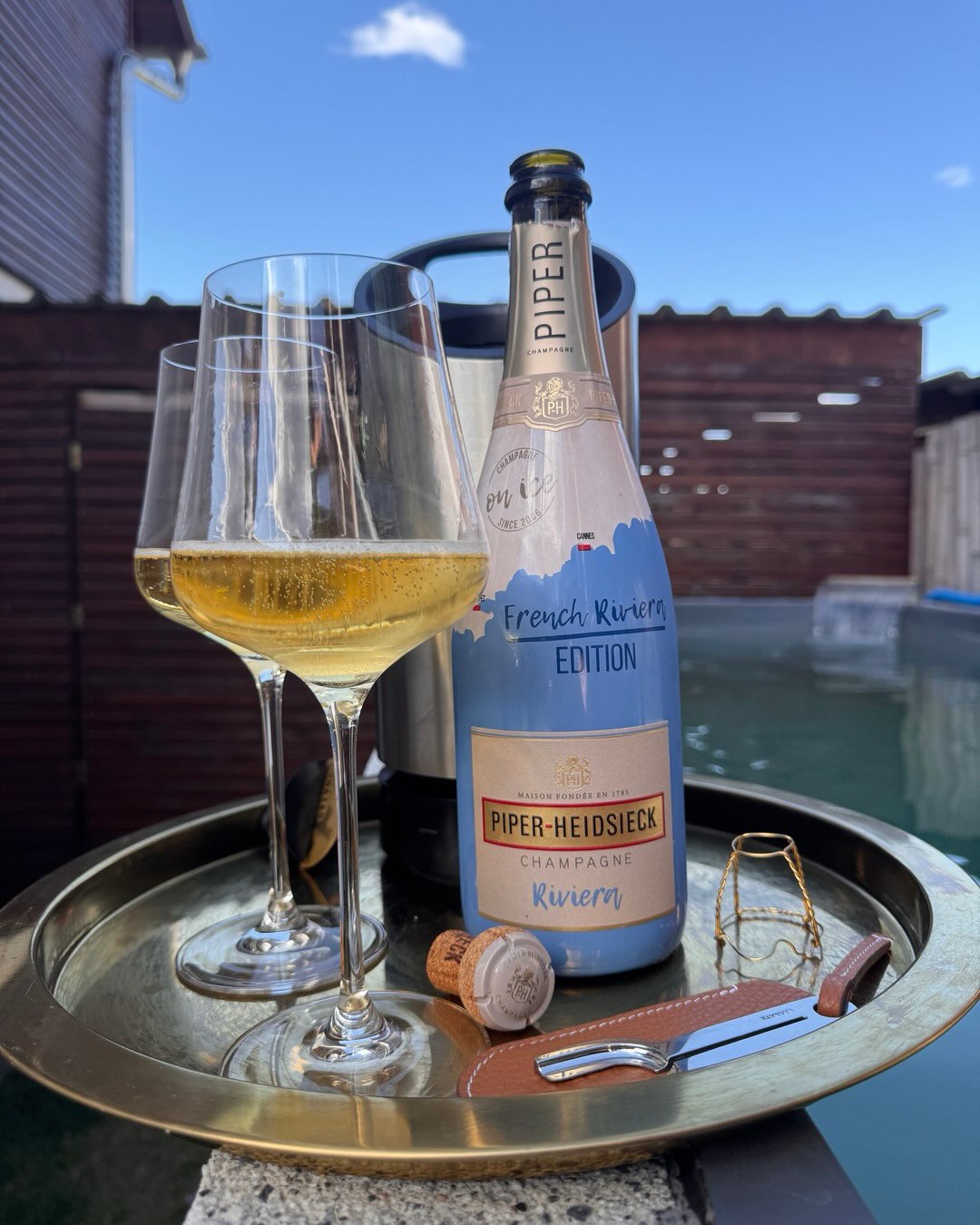 Eisgekühlt, Mitte Juli, irgendwo wo die Sonne brennt. Für genau diese Situation hat @piper_heidsieck die Riviera entwickelt, und das Konzept ist so direkt wie der Name. Piper-He… (1)