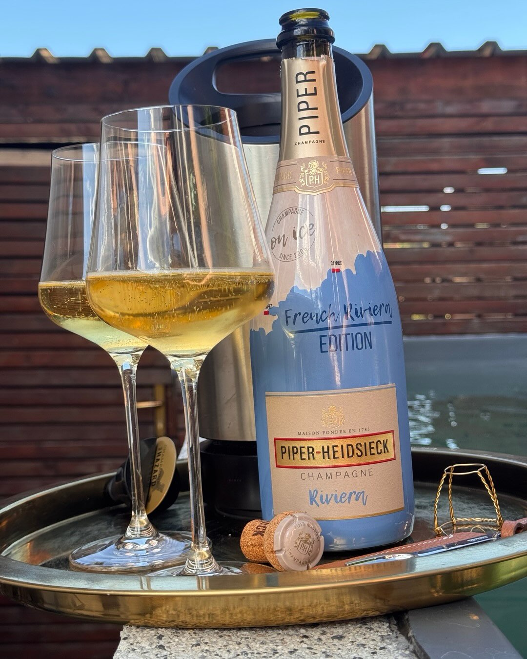 Eisgekühlt, Mitte Juli, irgendwo wo die Sonne brennt. Für genau diese Situation hat @piper_heidsieck die Riviera entwickelt, und das Konzept ist so direkt wie der Name. Piper-He… (10)