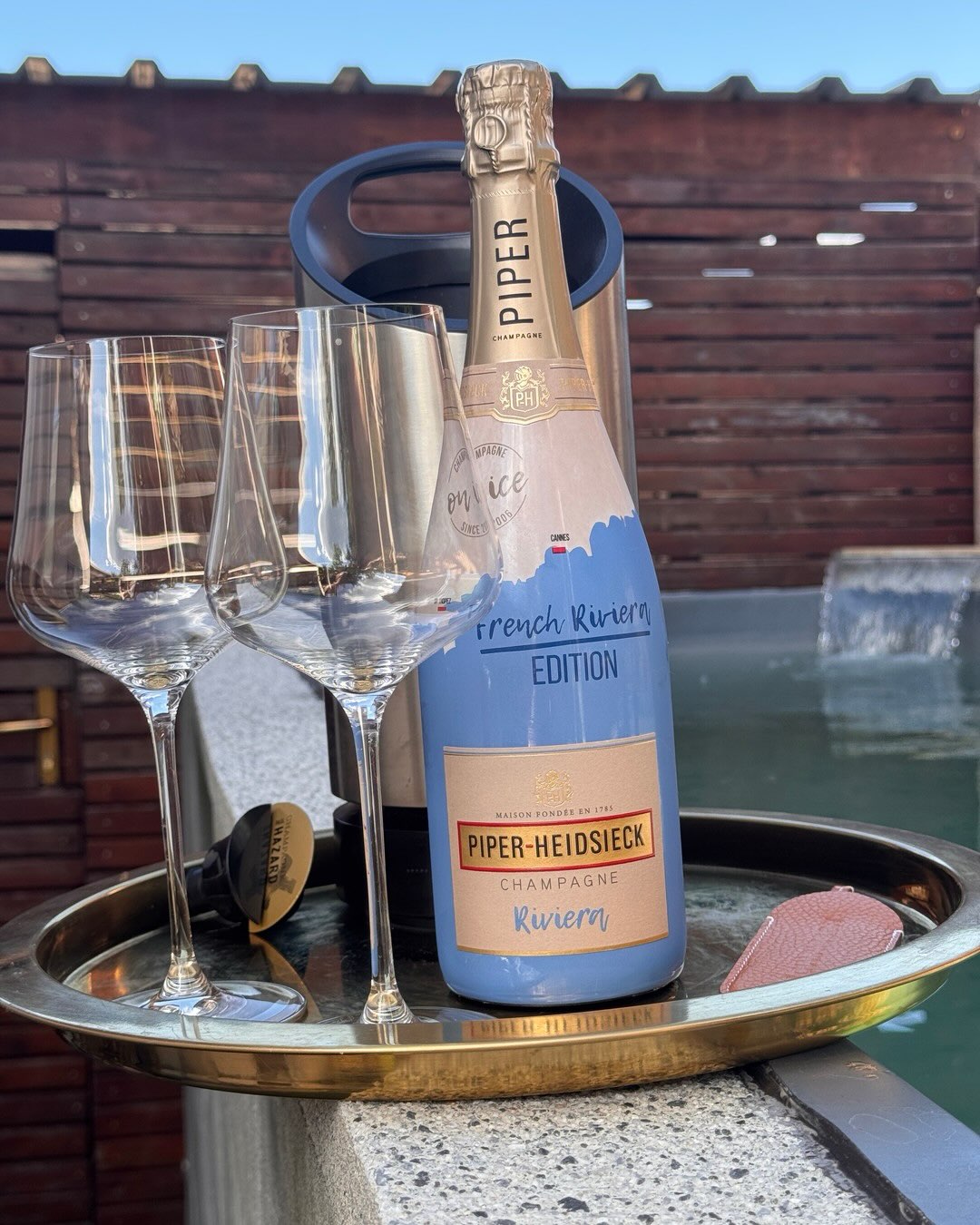 Eisgekühlt, Mitte Juli, irgendwo wo die Sonne brennt. Für genau diese Situation hat @piper_heidsieck die Riviera entwickelt, und das Konzept ist so direkt wie der Name. Piper-He… (3)
