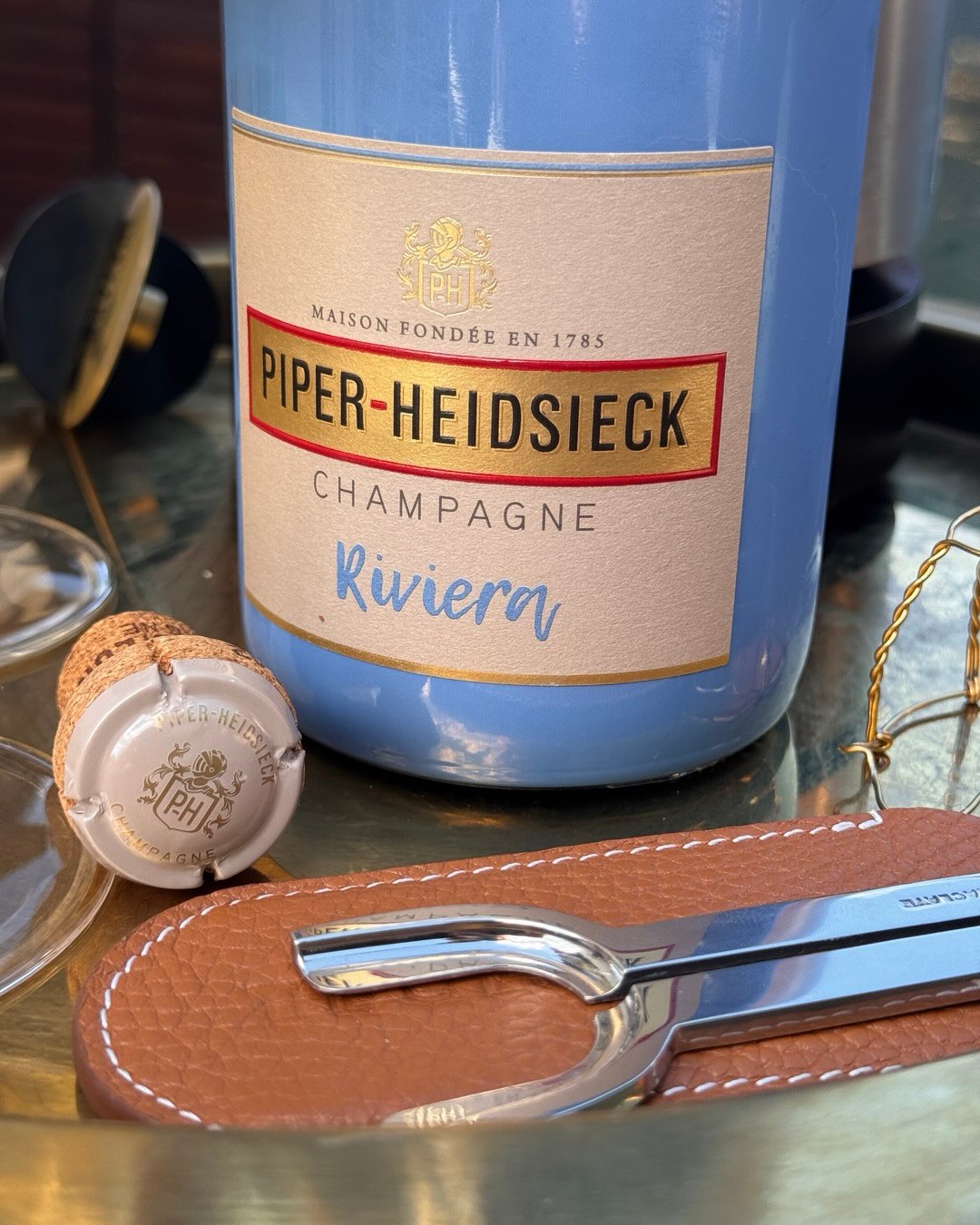 Eisgekühlt, Mitte Juli, irgendwo wo die Sonne brennt. Für genau diese Situation hat @piper_heidsieck die Riviera entwickelt, und das Konzept ist so direkt wie der Name. Piper-He… (5)