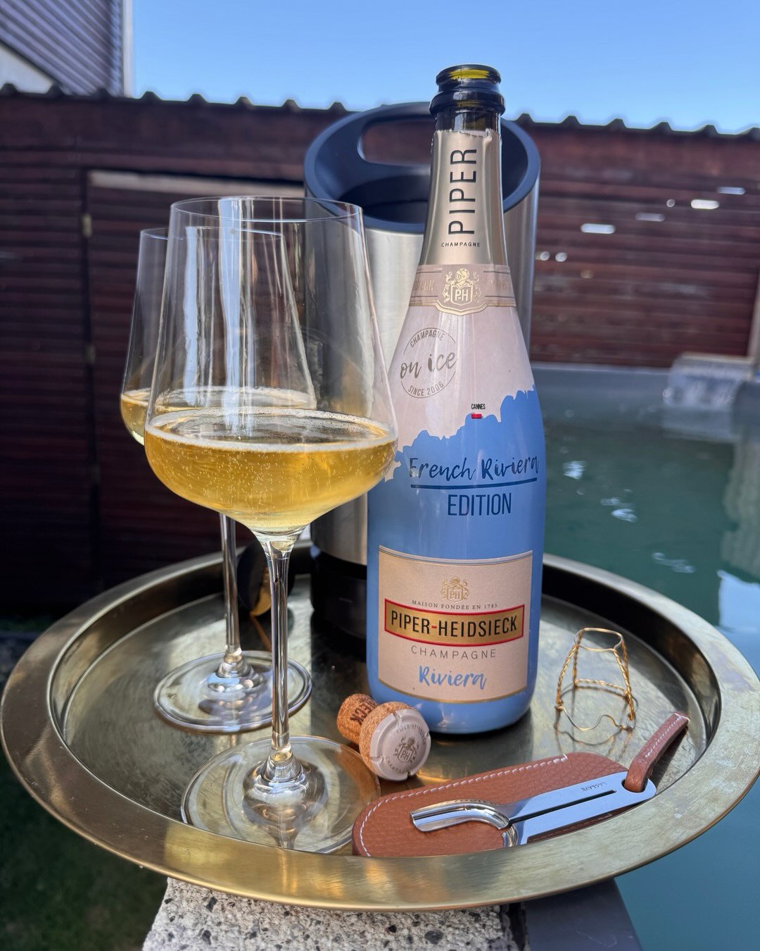 Eisgekühlt, Mitte Juli, irgendwo wo die Sonne brennt. Für genau diese Situation hat @piper_heidsieck die Riviera entwickelt, und das Konzept ist so direkt wie der Name. Piper-He… (8)