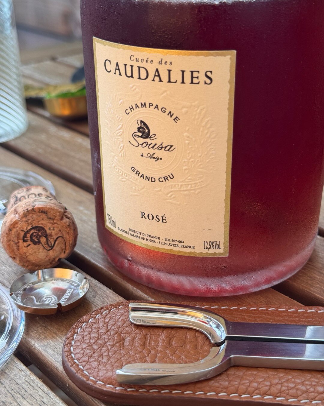 Die Farbe irritiert mich bei dieser Flasche. Ein tiefes Rubinrot, fast wie ein Saignée-Rosé aber beim Aroma keine dunkle Beerenfrucht, kein schweres Kompott sondern Rhabarber, G… (5)