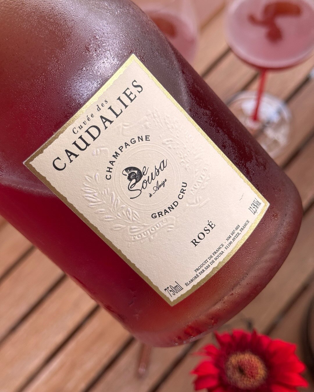 Die Farbe irritiert mich bei dieser Flasche. Ein tiefes Rubinrot, fast wie ein Saignée-Rosé aber beim Aroma keine dunkle Beerenfrucht, kein schweres Kompott sondern Rhabarber, G… (8)