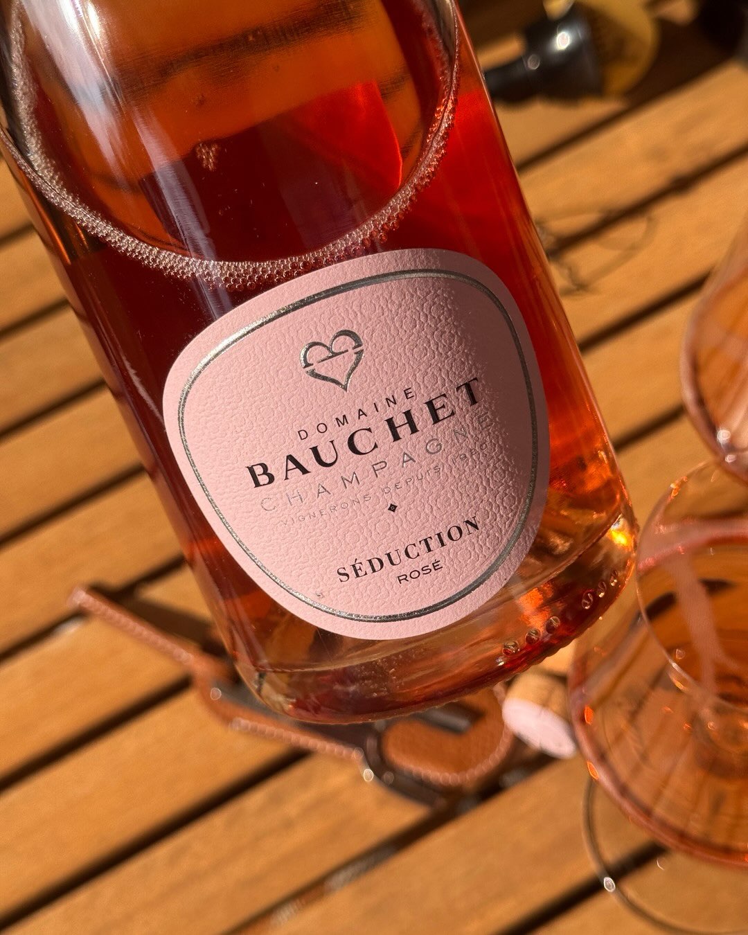 Die Séduction von @domainebauchet ist ein Rosé mit einer tollen Ausgewogenheit. Frisch, trotzdem Cremig und die 10 g/l Dosage wirkt in diesem Rosé eher elegant als süß. 60% Char… (10)