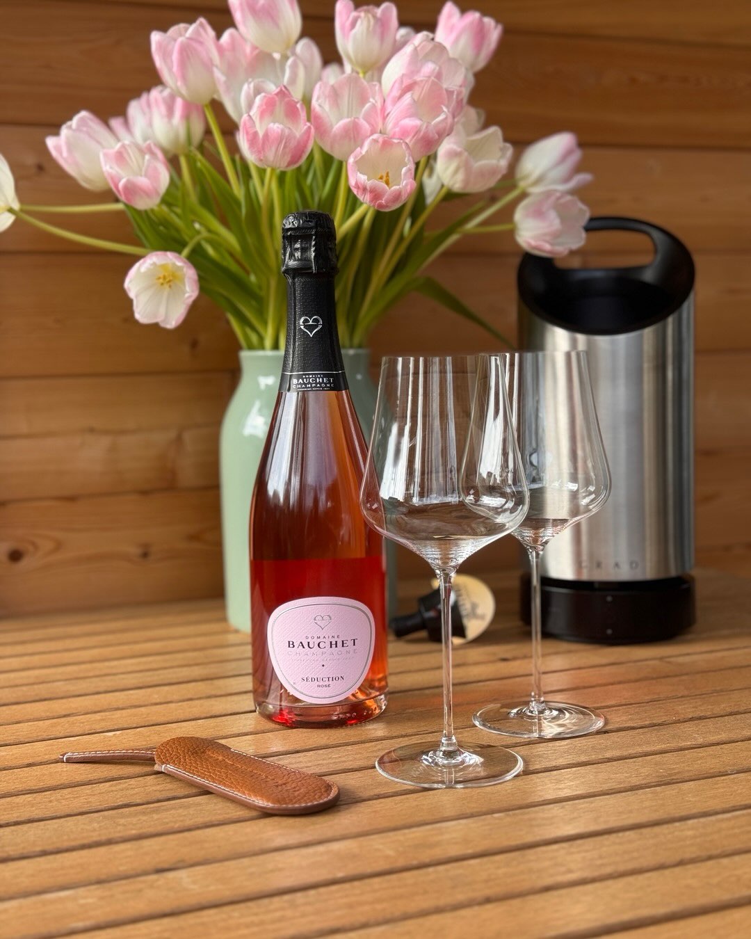 Die Séduction von @domainebauchet ist ein Rosé mit einer tollen Ausgewogenheit. Frisch, trotzdem Cremig und die 10 g/l Dosage wirkt in diesem Rosé eher elegant als süß. 60% Char… (3)