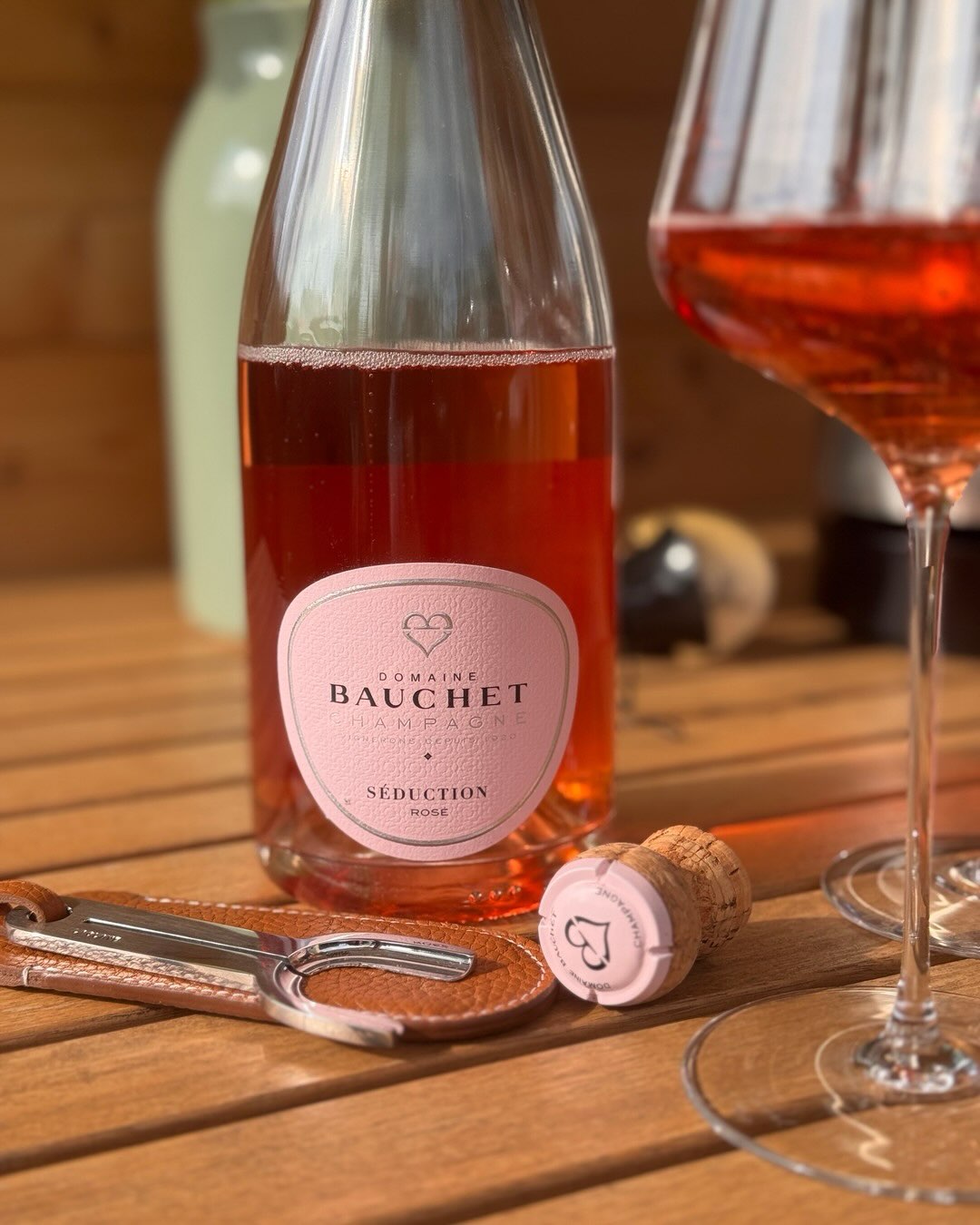 Die Séduction von @domainebauchet ist ein Rosé mit einer tollen Ausgewogenheit. Frisch, trotzdem Cremig und die 10 g/l Dosage wirkt in diesem Rosé eher elegant als süß. 60% Char… (5)