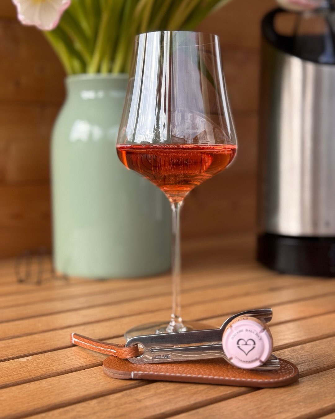 Die Séduction von @domainebauchet ist ein Rosé mit einer tollen Ausgewogenheit. Frisch, trotzdem Cremig und die 10 g/l Dosage wirkt in diesem Rosé eher elegant als süß. 60% Char… (6)