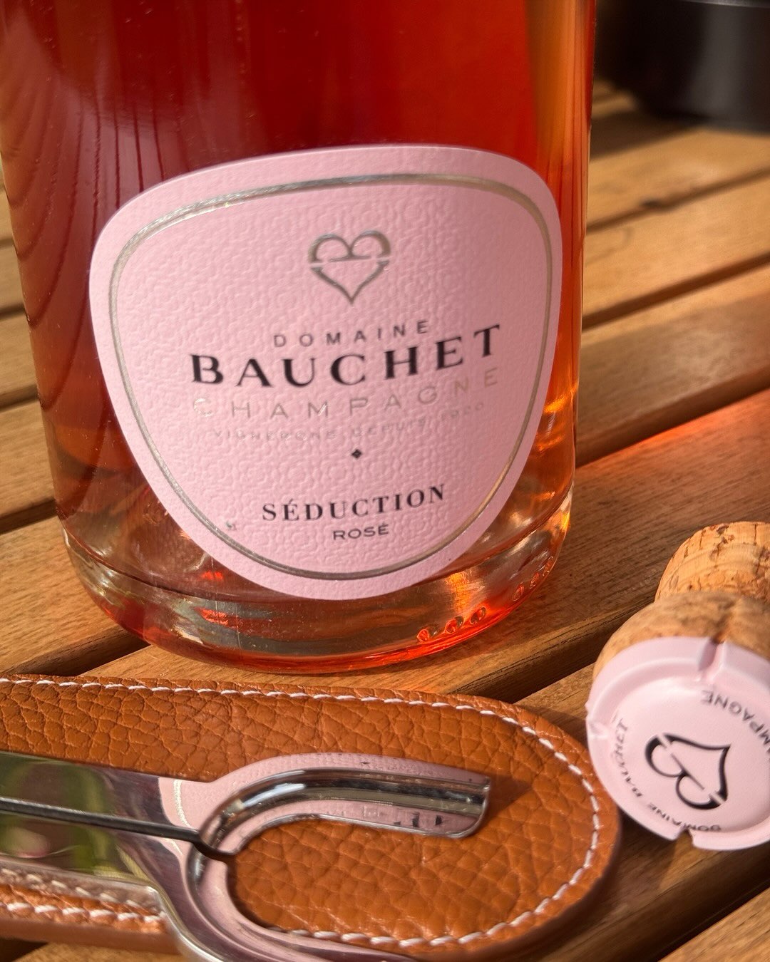 Die Séduction von @domainebauchet ist ein Rosé mit einer tollen Ausgewogenheit. Frisch, trotzdem Cremig und die 10 g/l Dosage wirkt in diesem Rosé eher elegant als süß. 60% Char… (8)