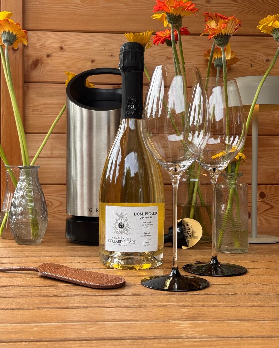Diese Cuvée bringt 100% Chardonnay aus zwei Grand Cru-Dörfern zusammen, die kaum unterschiedlicher sein könnten: Mesnil-sur-Oger mit seiner straffen, zitrischen Struktur und Oge… (3)