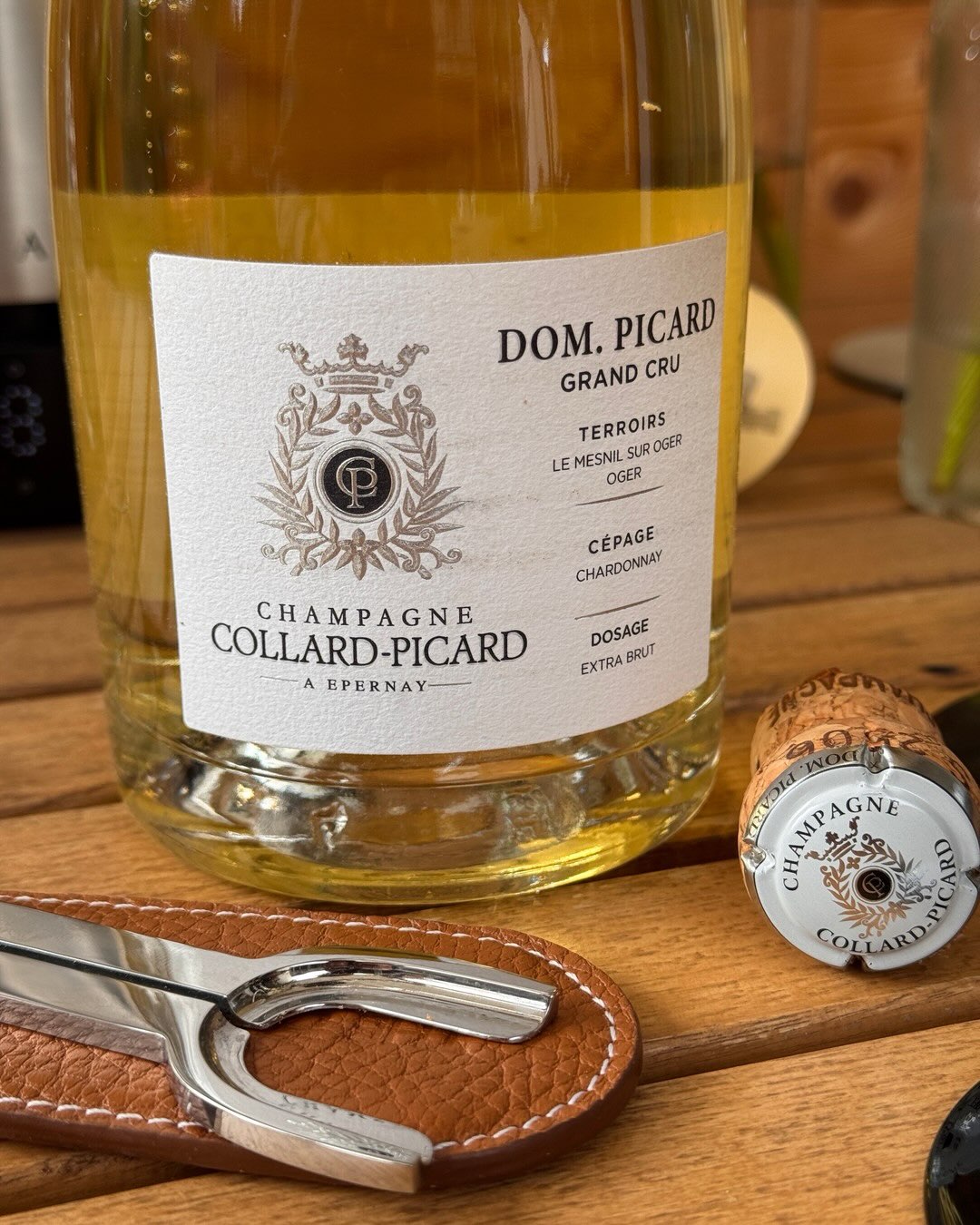 Diese Cuvée bringt 100% Chardonnay aus zwei Grand Cru-Dörfern zusammen, die kaum unterschiedlicher sein könnten: Mesnil-sur-Oger mit seiner straffen, zitrischen Struktur und Oge… (5)