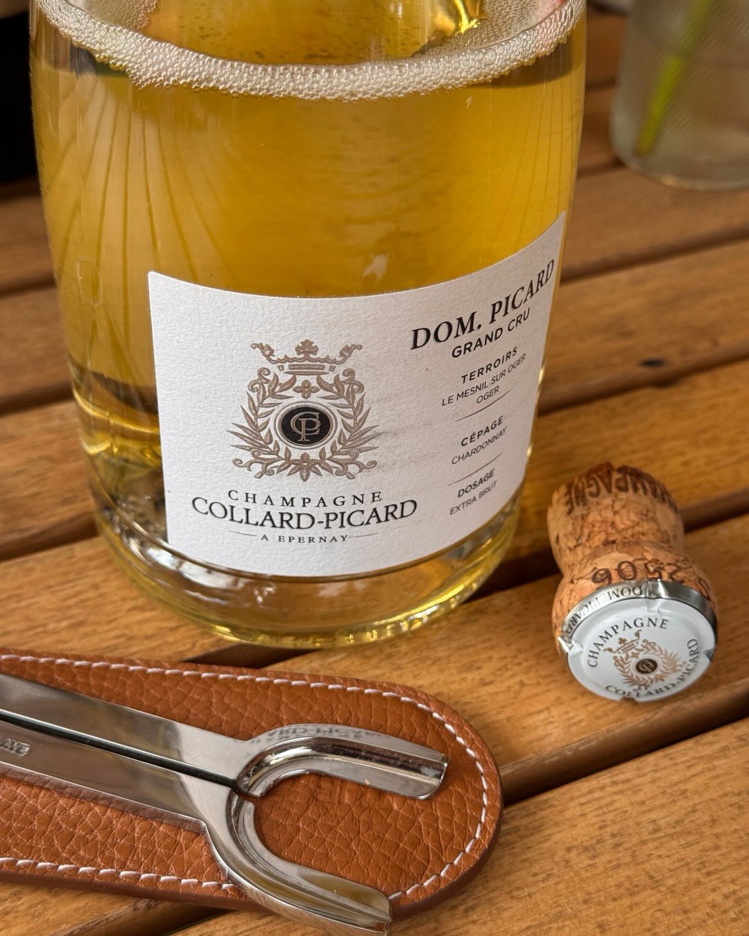 Diese Cuvée bringt 100% Chardonnay aus zwei Grand Cru-Dörfern zusammen, die kaum unterschiedlicher sein könnten: Mesnil-sur-Oger mit seiner straffen, zitrischen Struktur und Oge… (9)