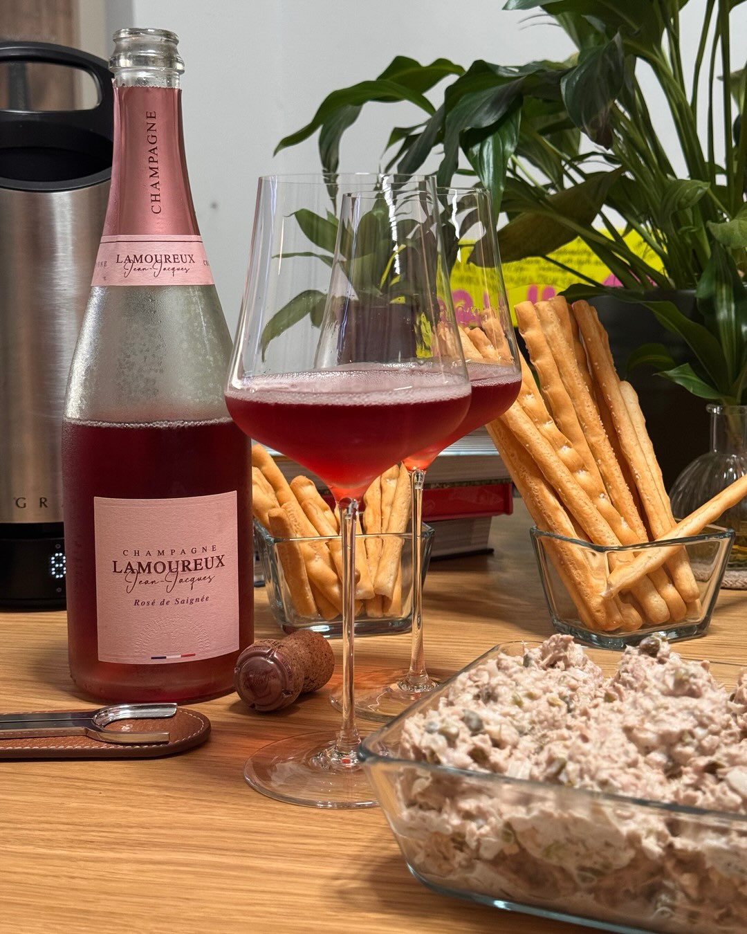 100% Pinot Noir, 72 Stunden Saignée, alte Reben. Das klingt nach Handwerk. Die Rosé de Saignée Vieilles Vignes von @champagnelamoureux_jj ist nicht die übliche zarte Rosé-Cuvée.… (5)