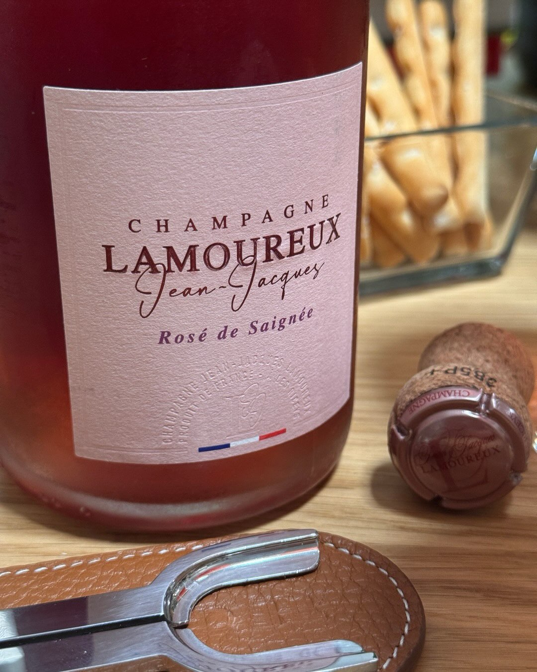 100% Pinot Noir, 72 Stunden Saignée, alte Reben. Das klingt nach Handwerk. Die Rosé de Saignée Vieilles Vignes von @champagnelamoureux_jj ist nicht die übliche zarte Rosé-Cuvée.… (7)
