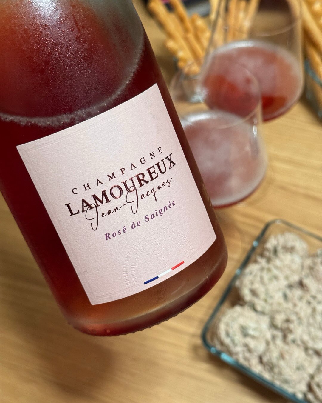 100% Pinot Noir, 72 Stunden Saignée, alte Reben. Das klingt nach Handwerk. Die Rosé de Saignée Vieilles Vignes von @champagnelamoureux_jj ist nicht die übliche zarte Rosé-Cuvée.… (9)