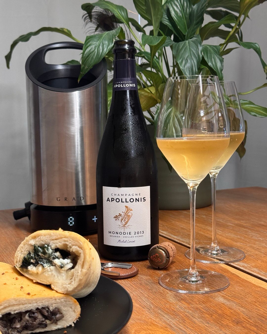 100% Meunier, Vigne von 1942, über zwölf Jahre Kellerreife. Und dann aufgemacht zu selbstgemachten Pizzastangen. Klingt absurd. Aber genau das ist doch das schöne an Champagner.… (1)