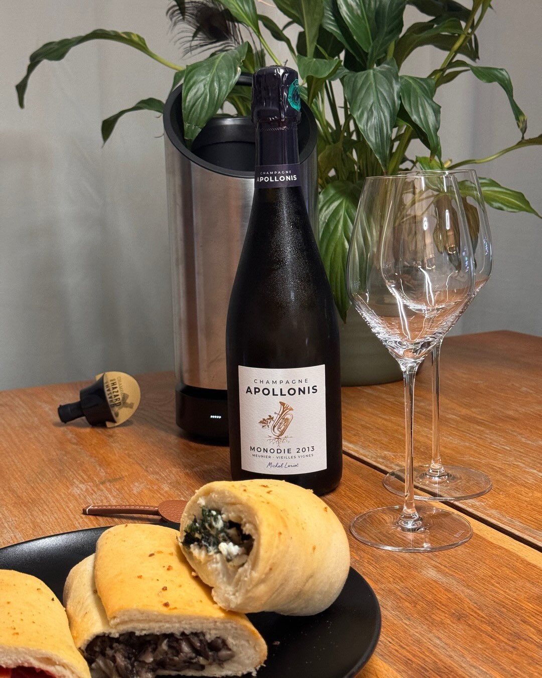 100% Meunier, Vigne von 1942, über zwölf Jahre Kellerreife. Und dann aufgemacht zu selbstgemachten Pizzastangen. Klingt absurd. Aber genau das ist doch das schöne an Champagner.… (3)