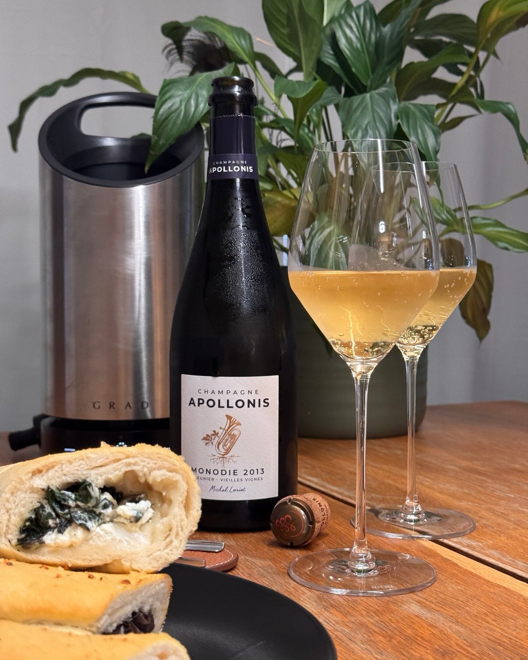 100% Meunier, Vigne von 1942, über zwölf Jahre Kellerreife. Und dann aufgemacht zu selbstgemachten Pizzastangen. Klingt absurd. Aber genau das ist doch das schöne an Champagner.… (5)