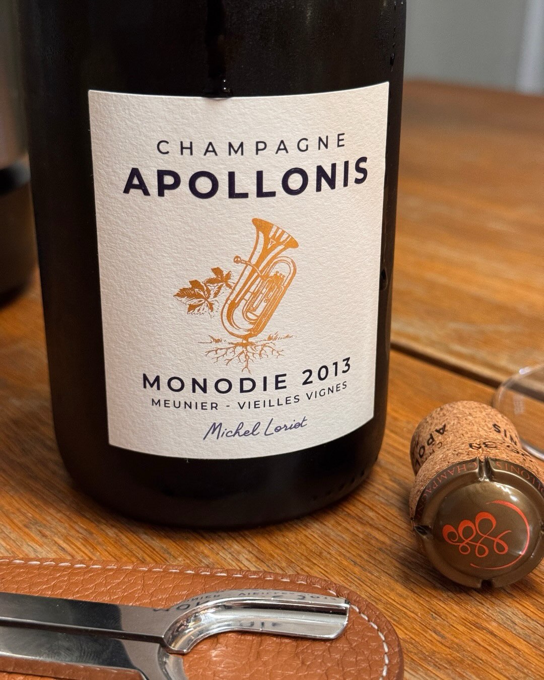 100% Meunier, Vigne von 1942, über zwölf Jahre Kellerreife. Und dann aufgemacht zu selbstgemachten Pizzastangen. Klingt absurd. Aber genau das ist doch das schöne an Champagner.… (7)